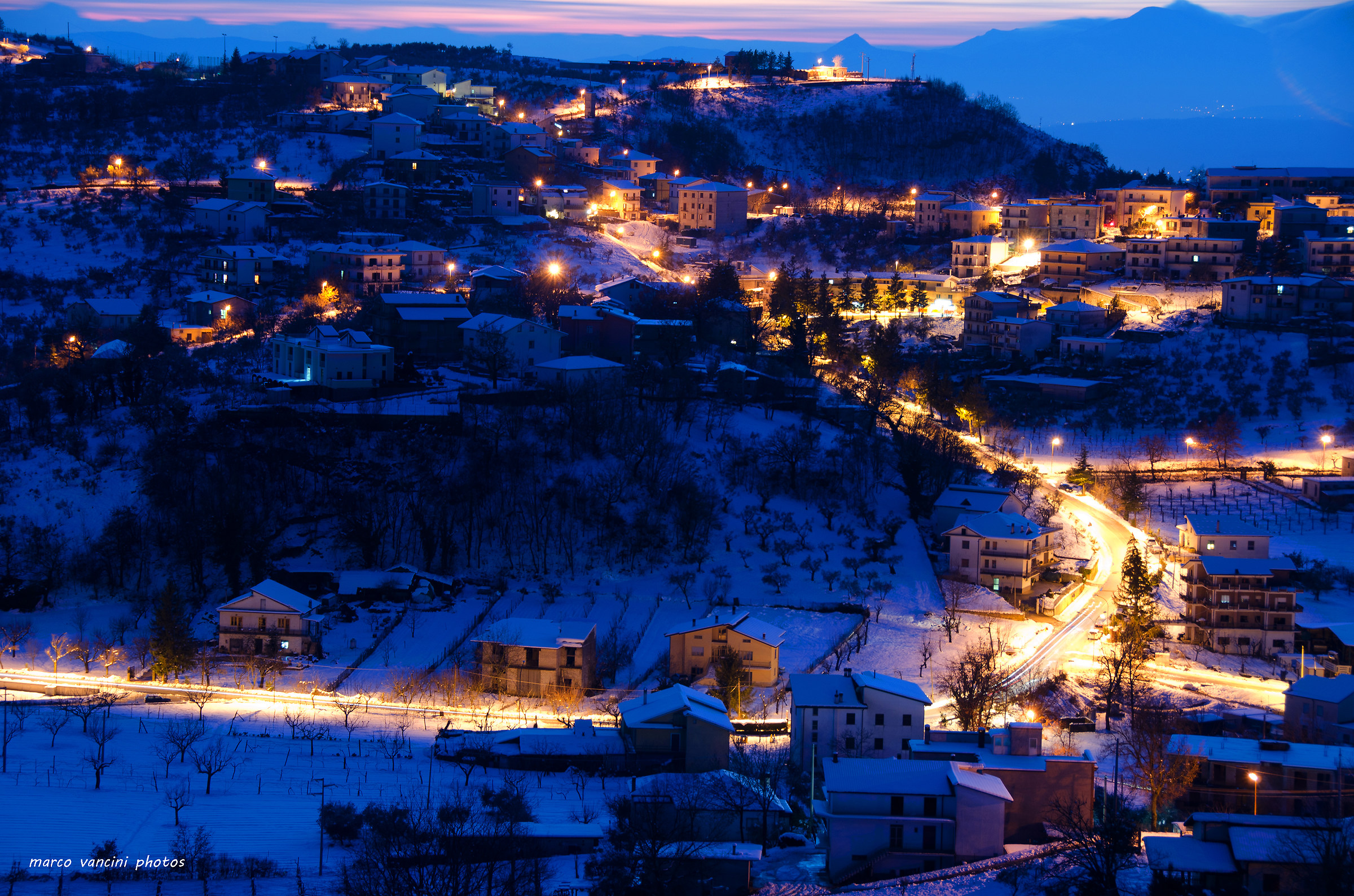 Paesaggio invernale al tramonto