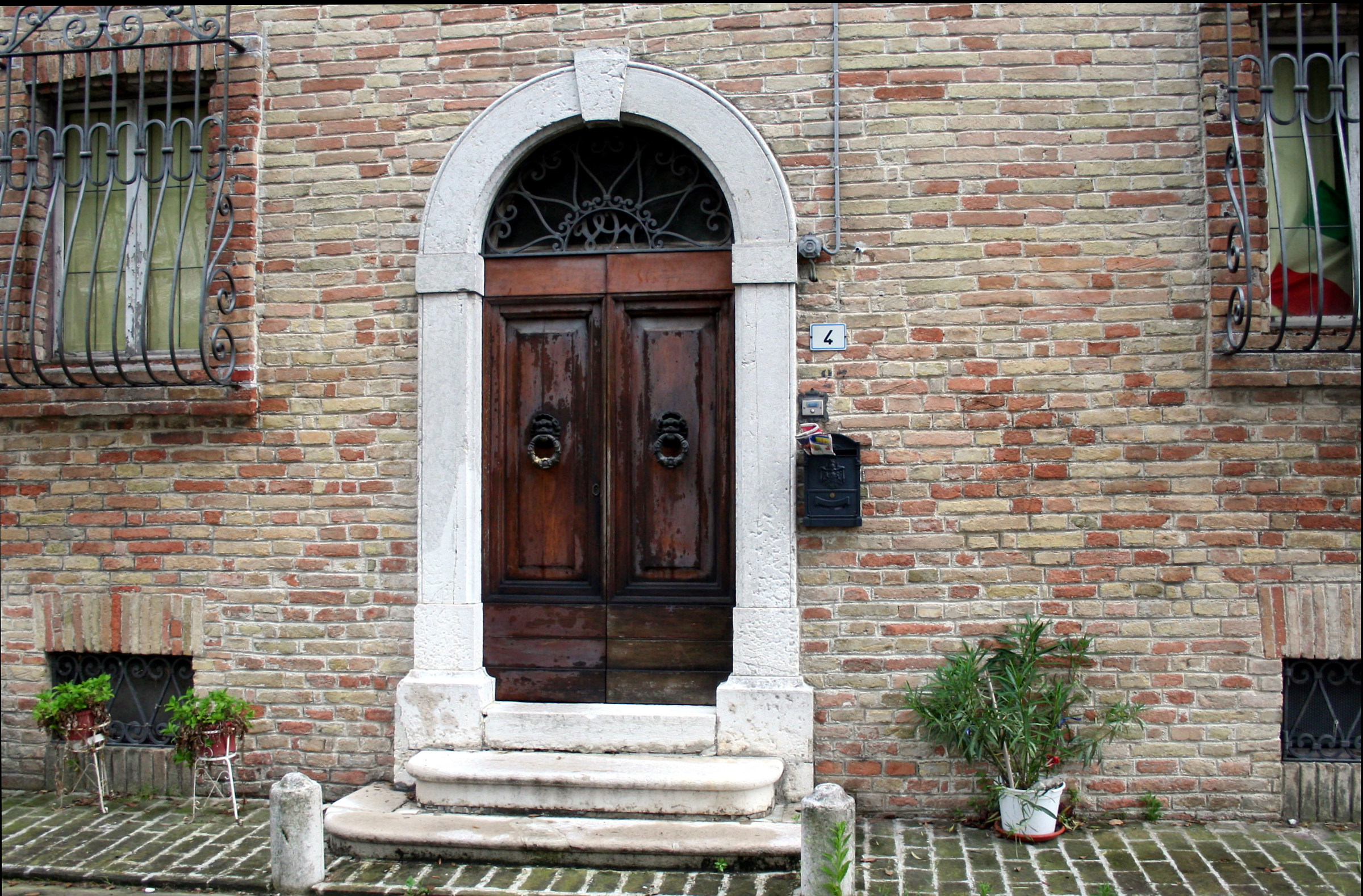 Antico portone a Ostra Vetere