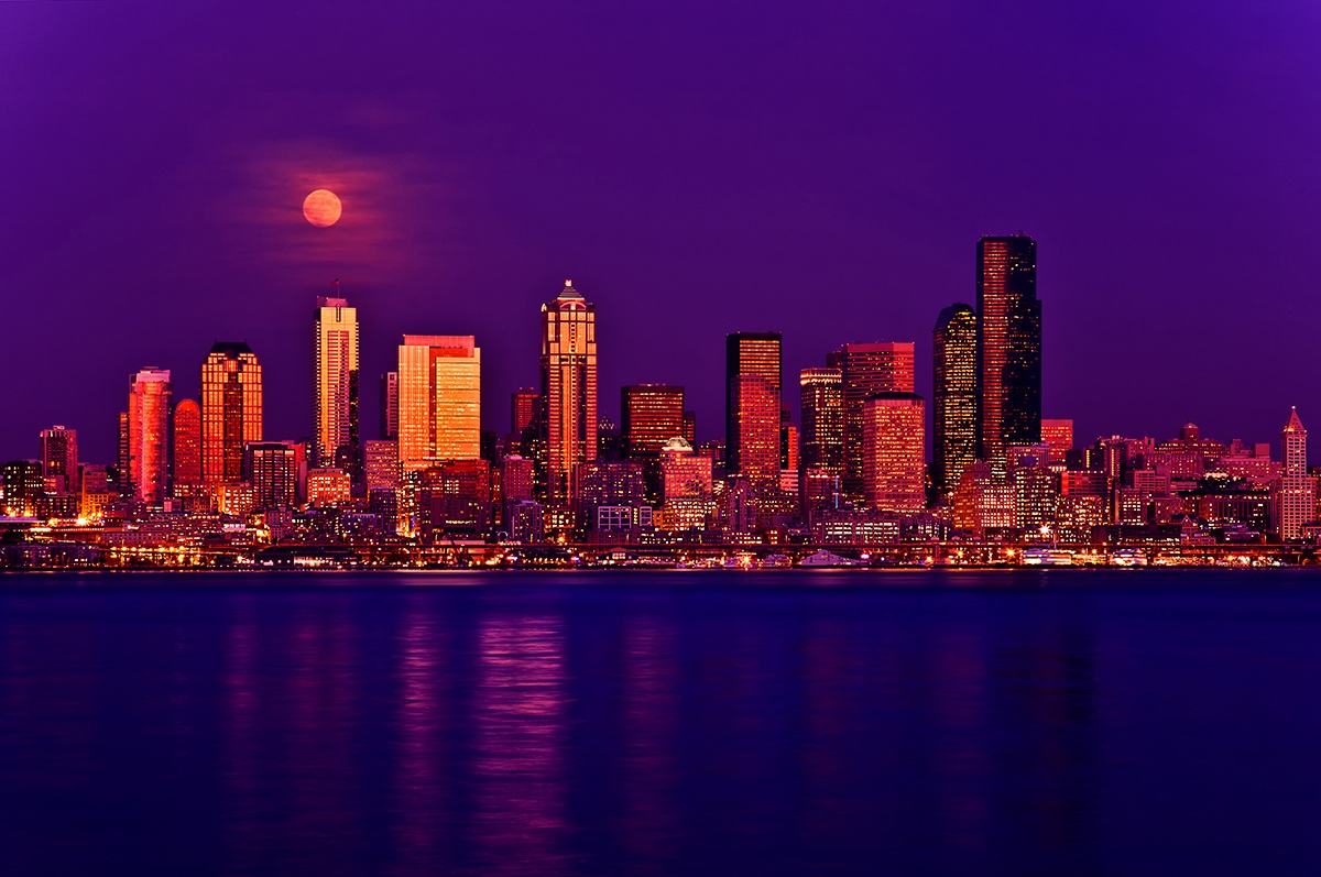 Luna piena che sorge sopra Seattle.