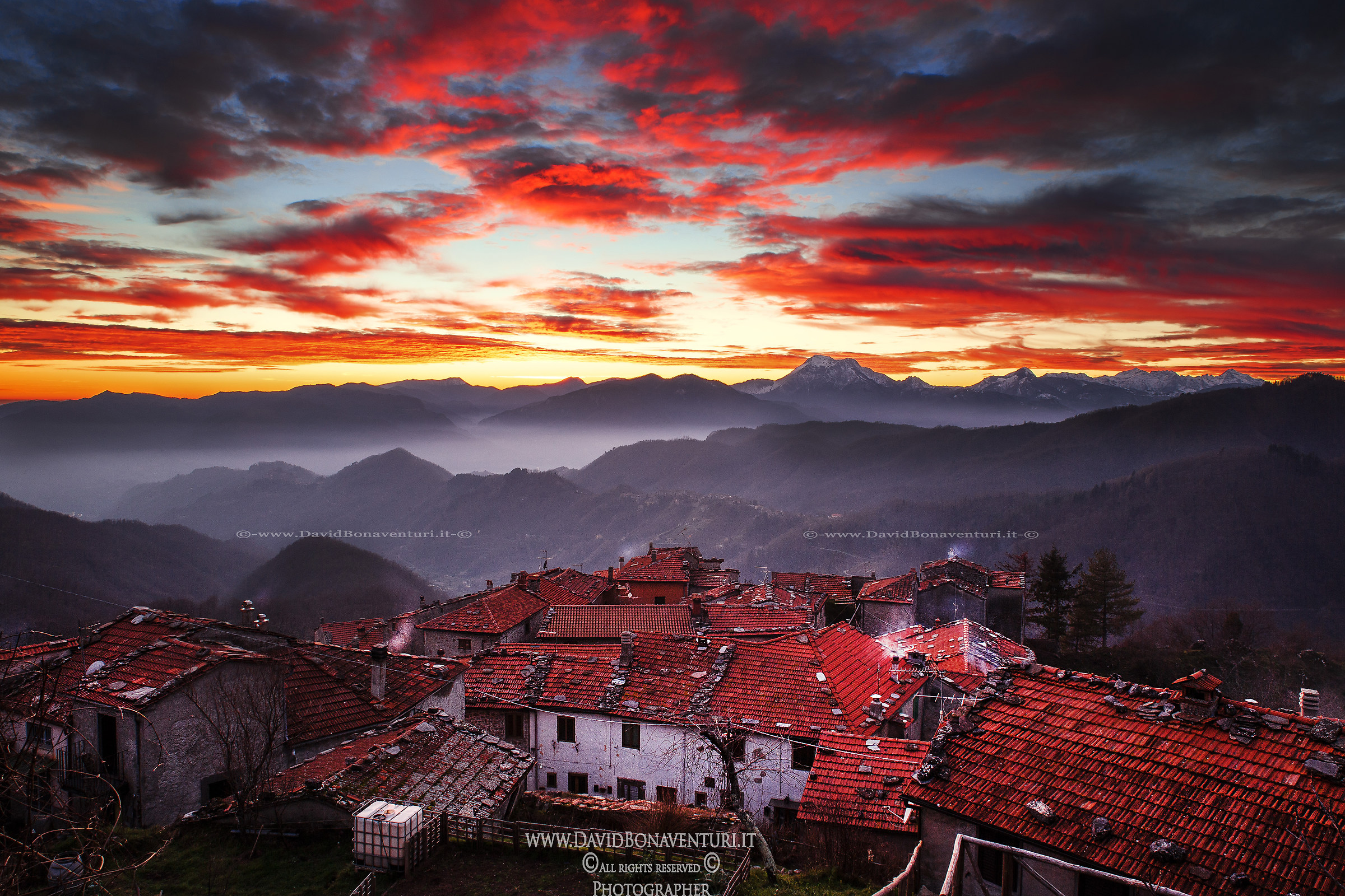 Tramonto su Montefegatesi