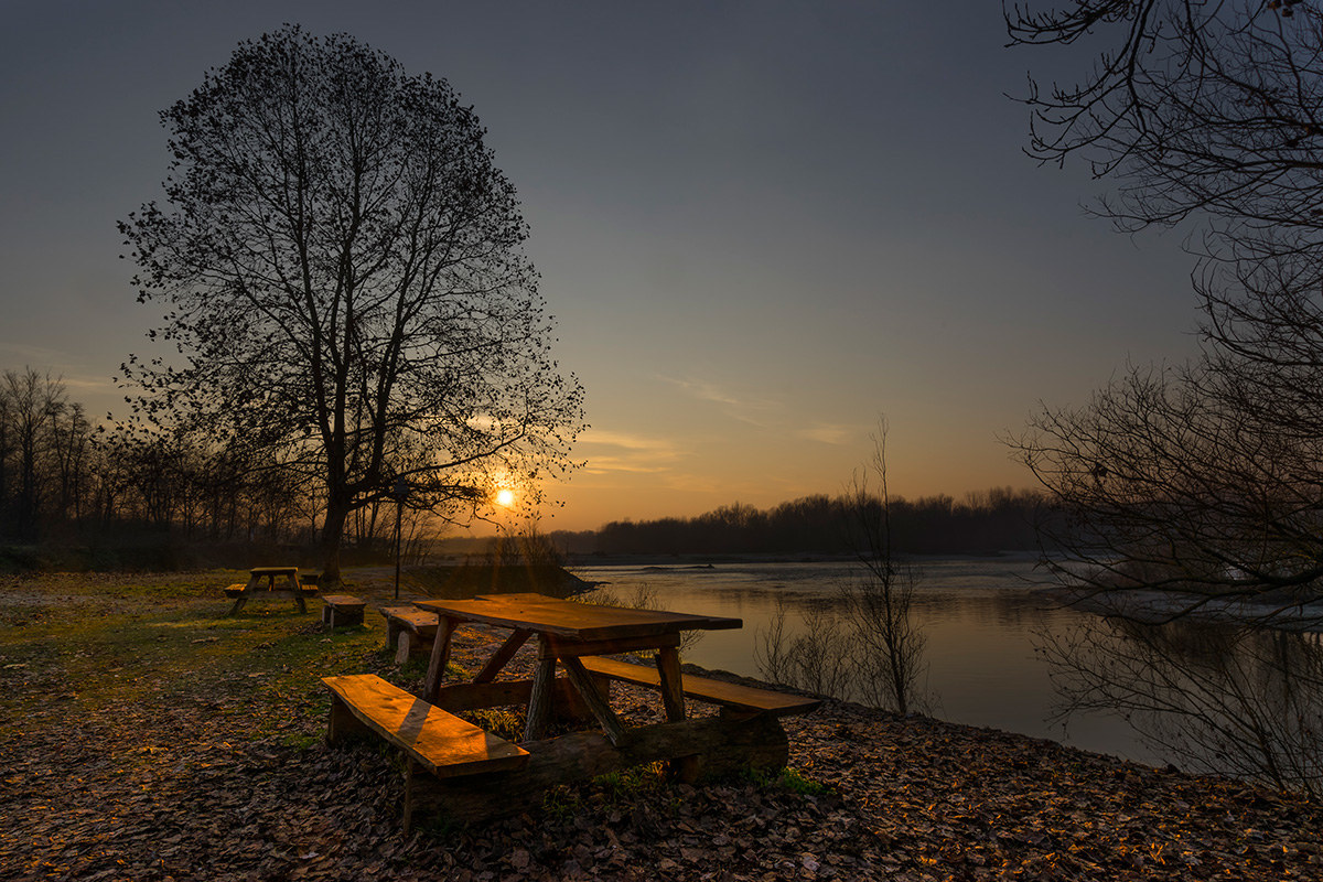 Tramonto sul tavolo da pic-nic