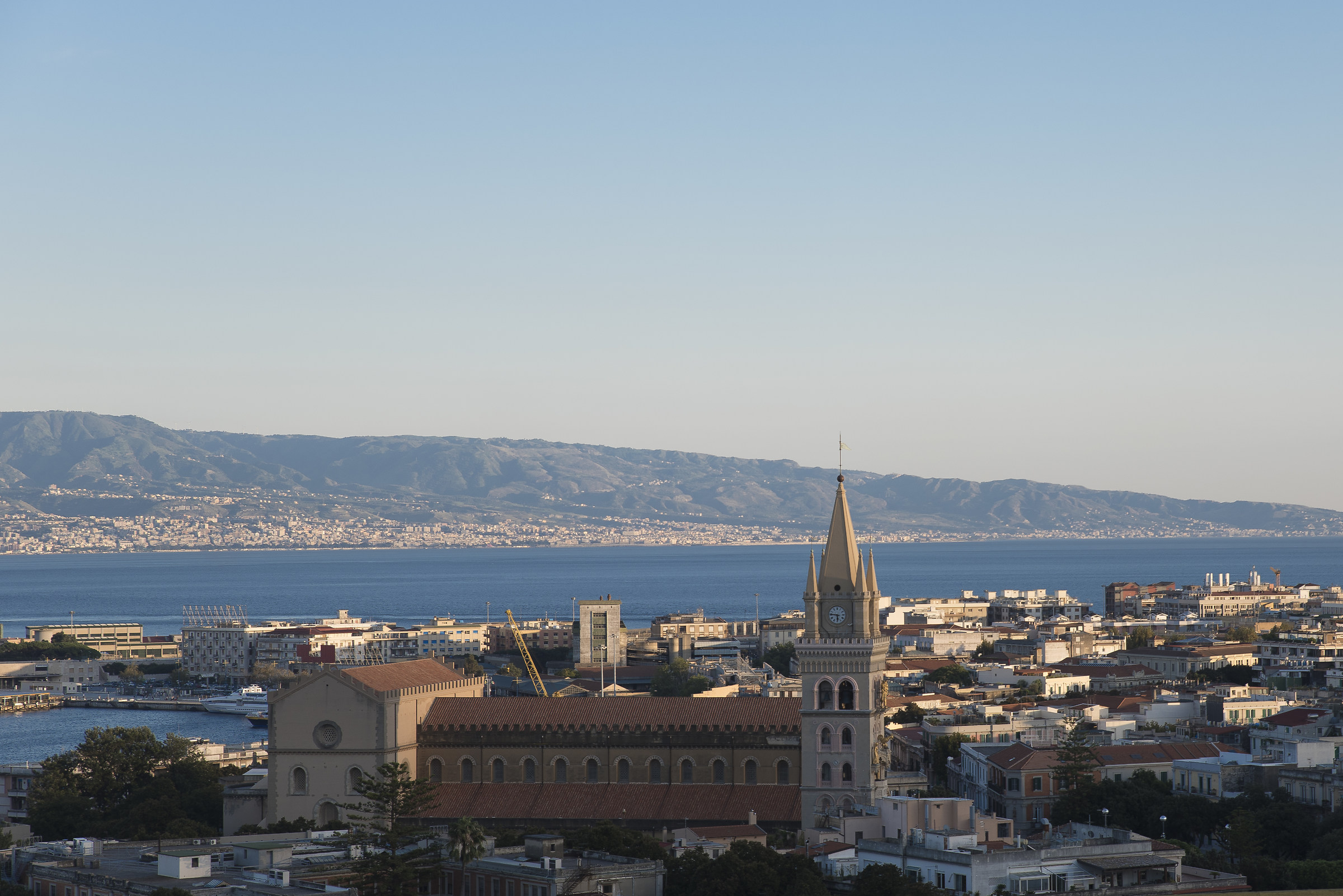 Duomo di Messina con vista sulla Calabria..