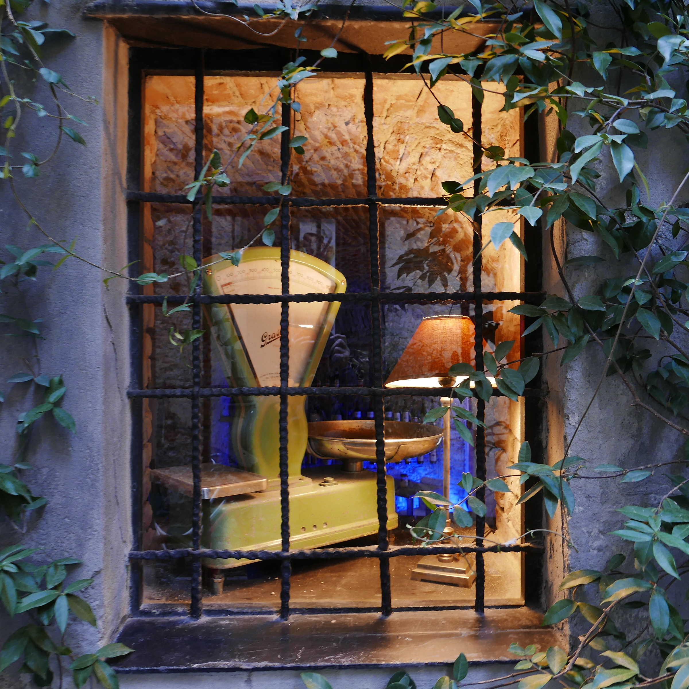 finestra con bilancia