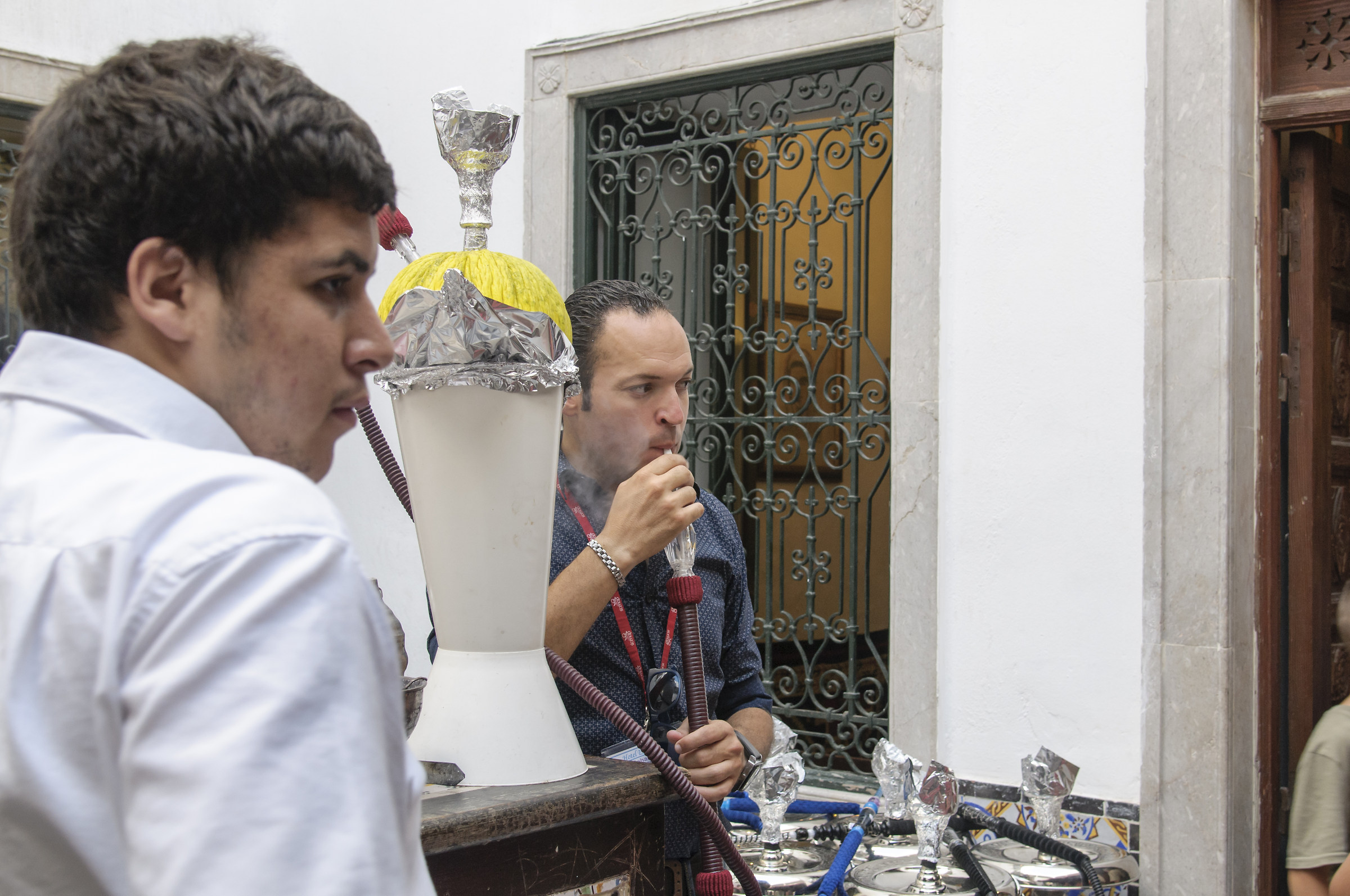 Relax Bar Mahdia,fumando narghilè