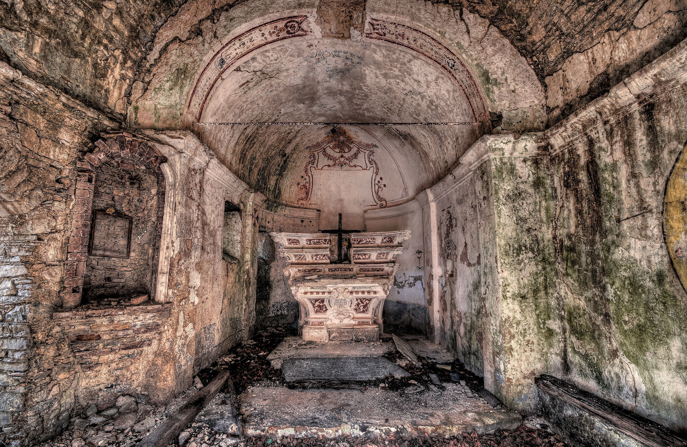 Reneuzzi (Al) The interior of the church shooting ...