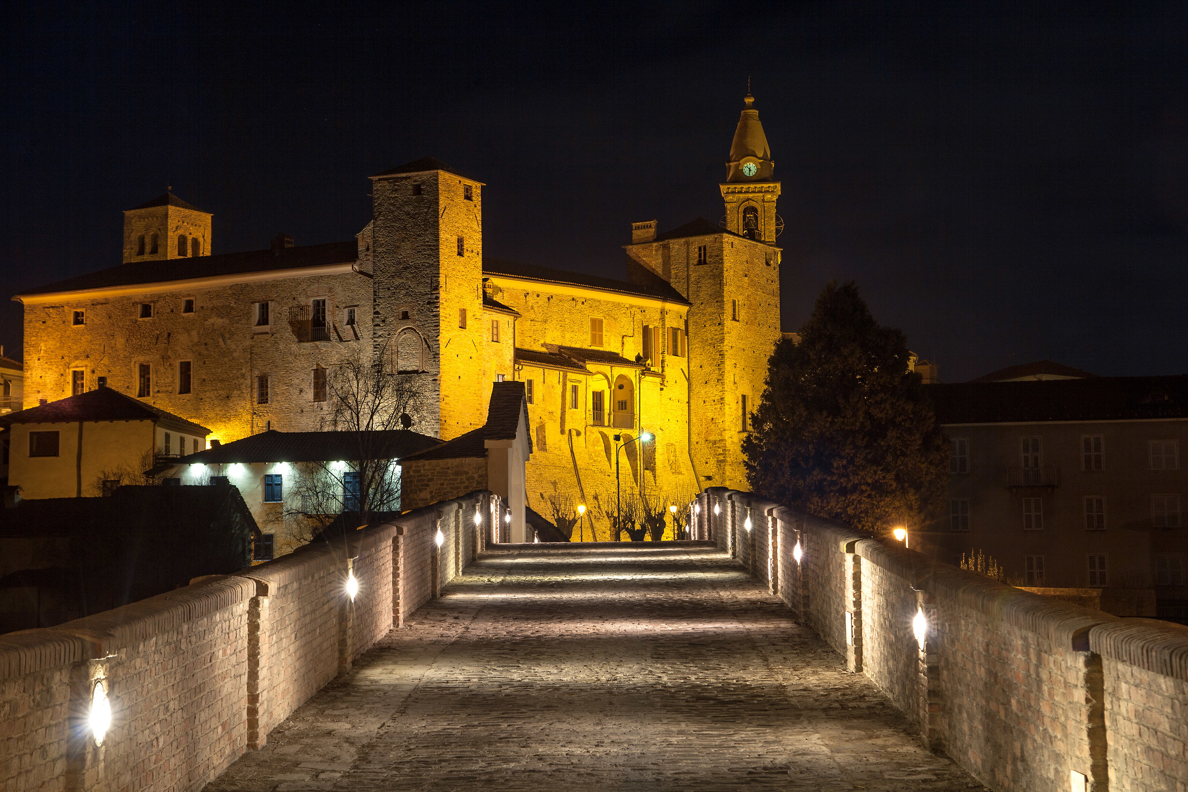 Monastero Bormida by night