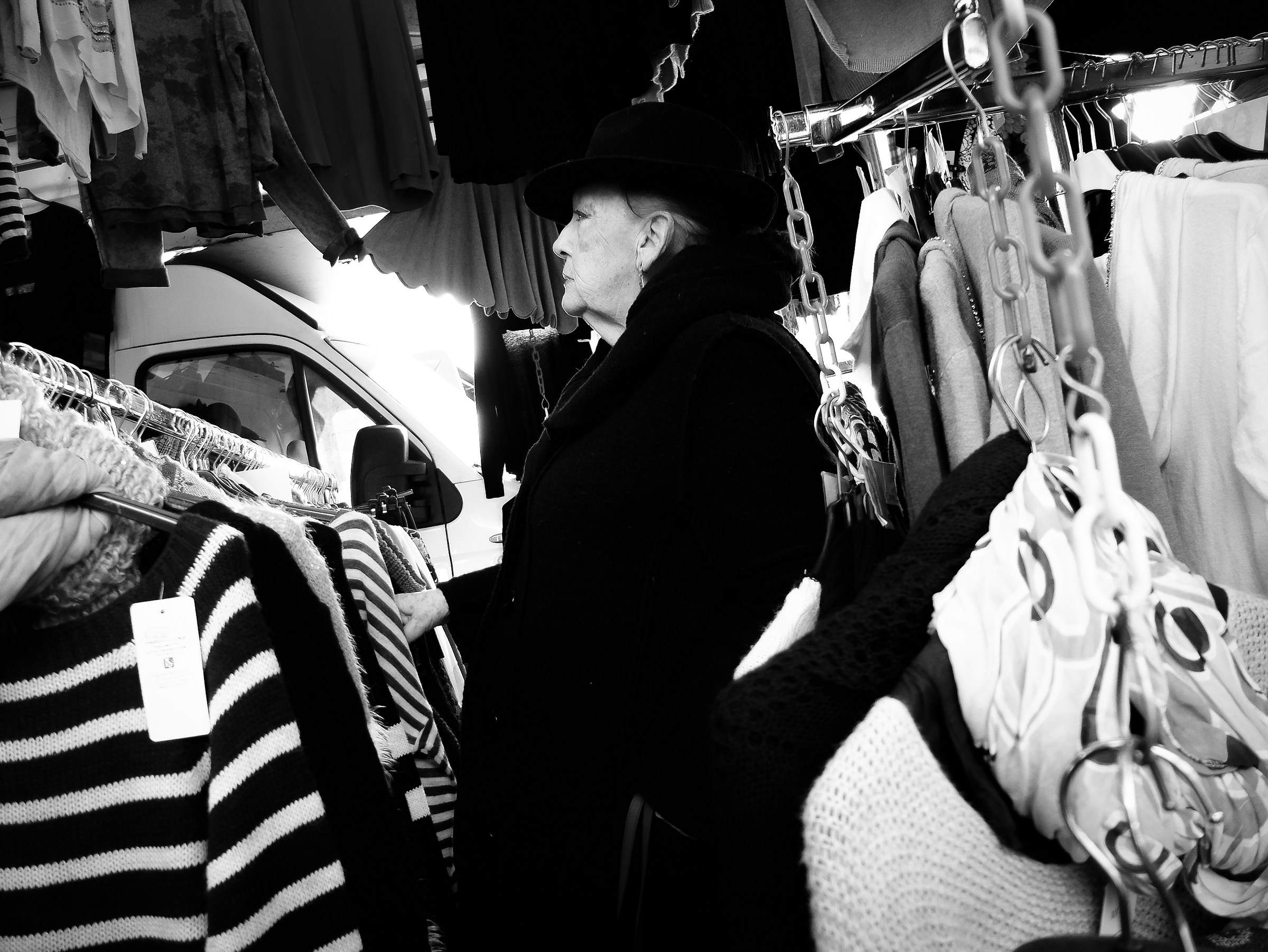 al mercato (beautiful Lady in black)