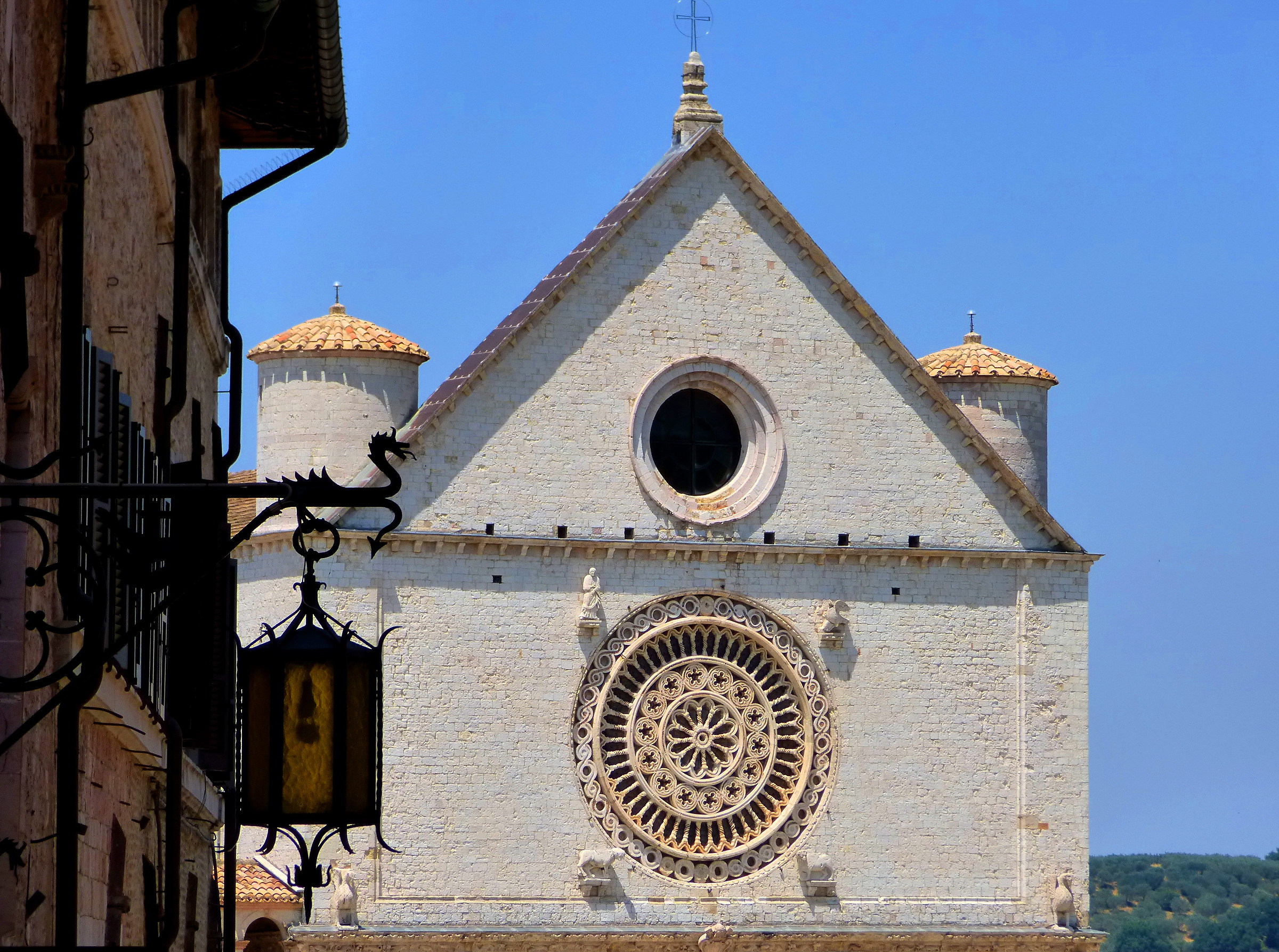 Lanterna con Basilica sullo sfondo