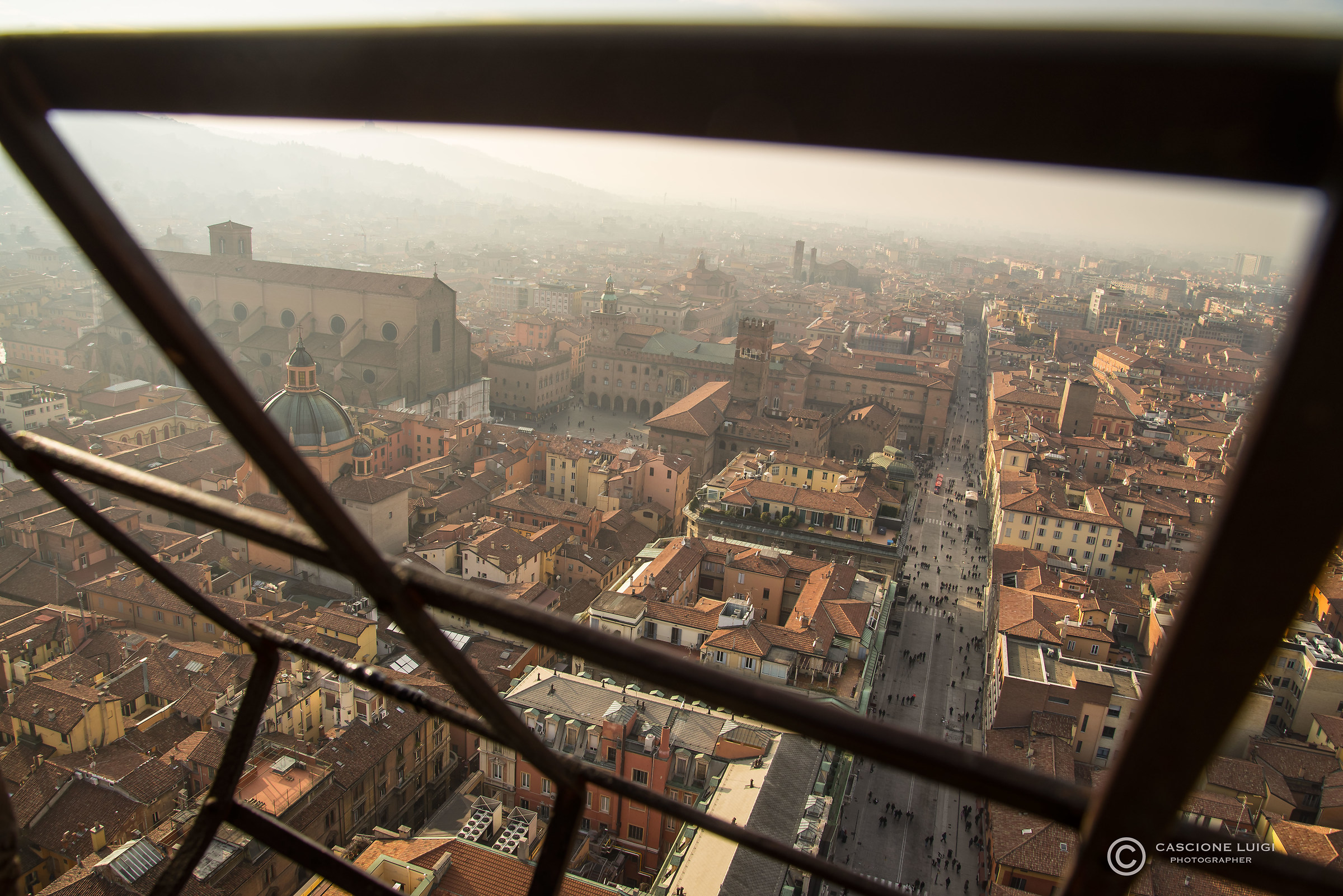 La Dotta between the bars