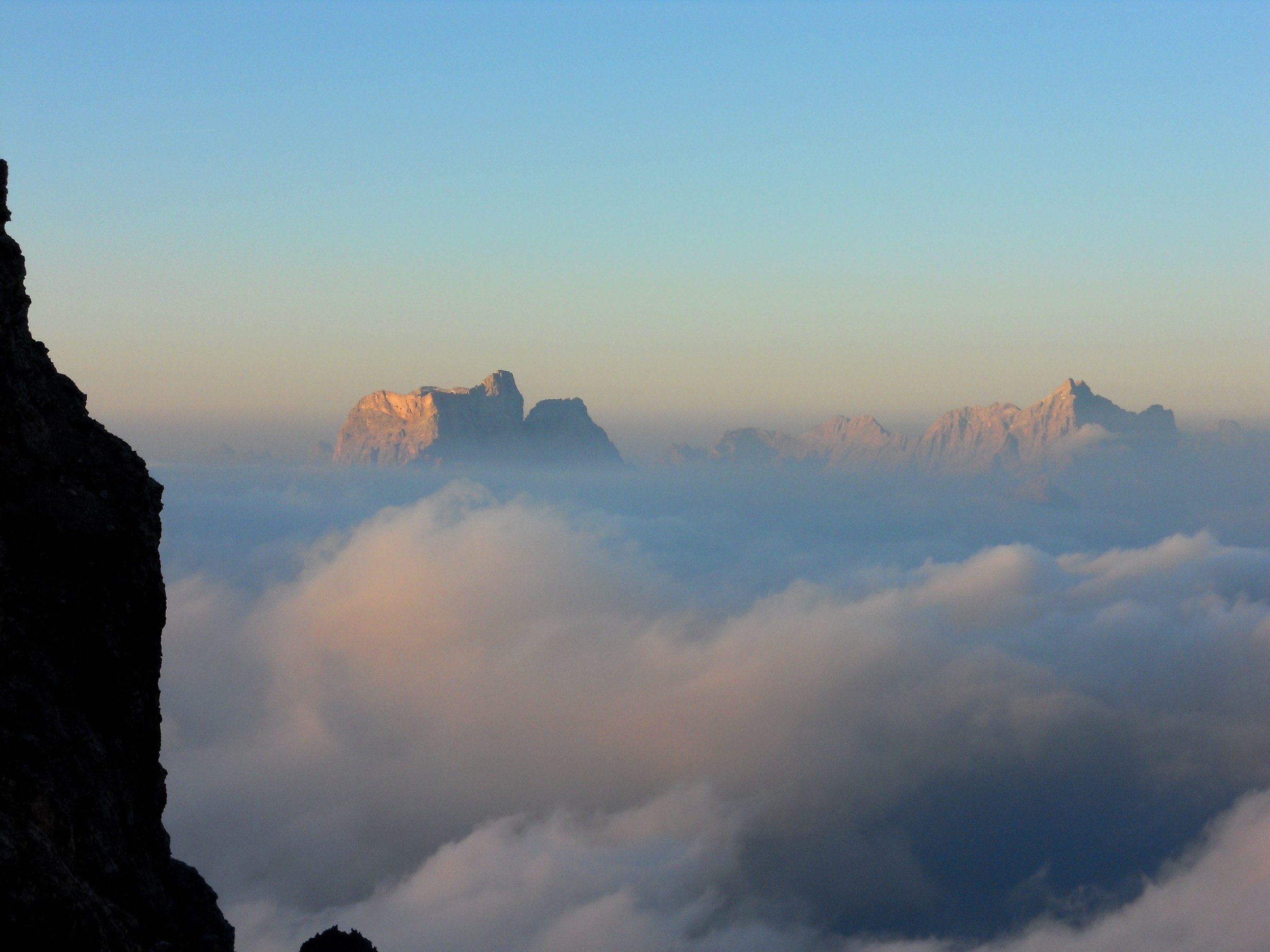 Pelmo e la Civetta sospesi sopra una coltre di nuvole