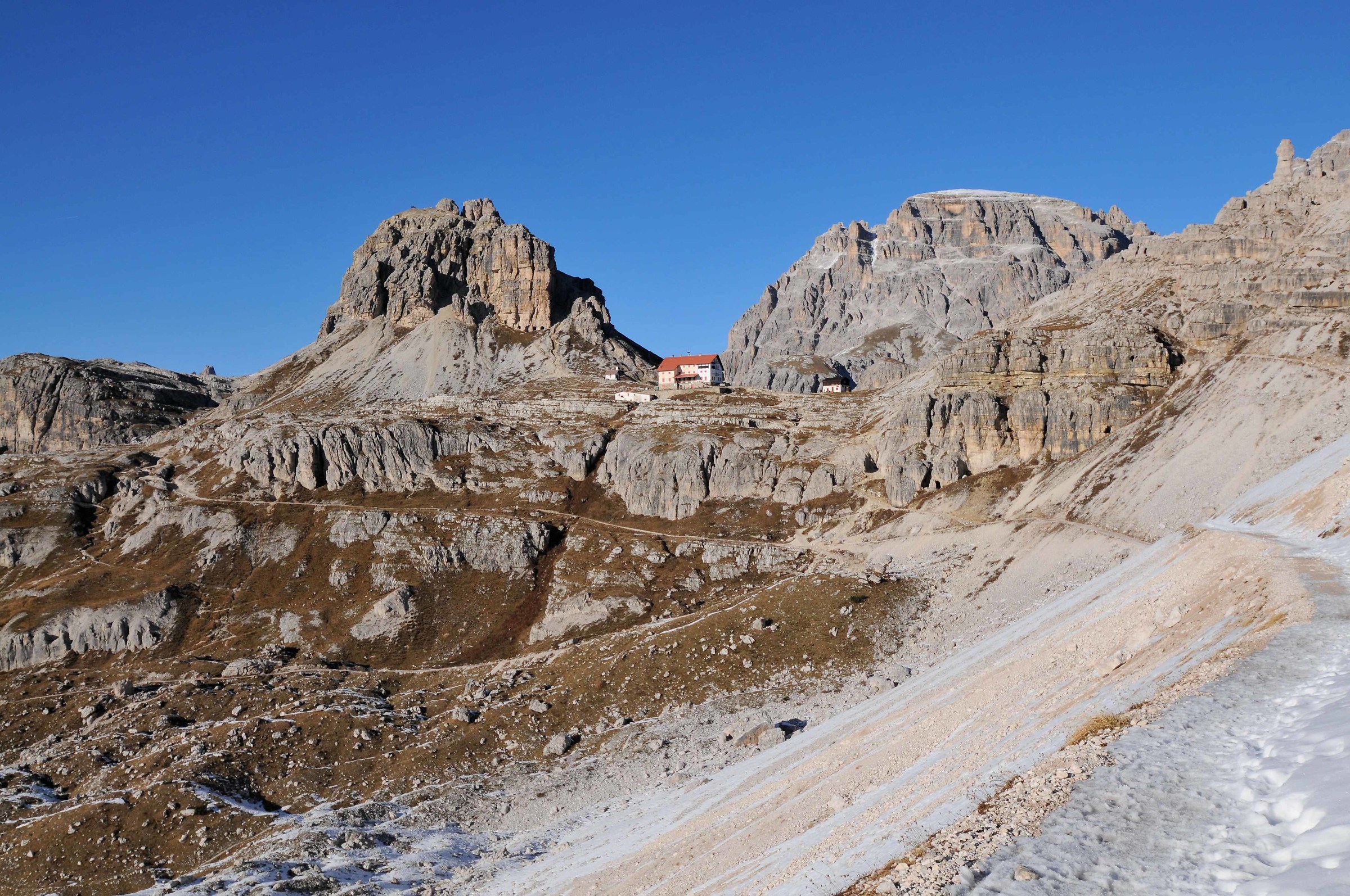 Rifugio Locatelli from the trail to the Lavaredo
