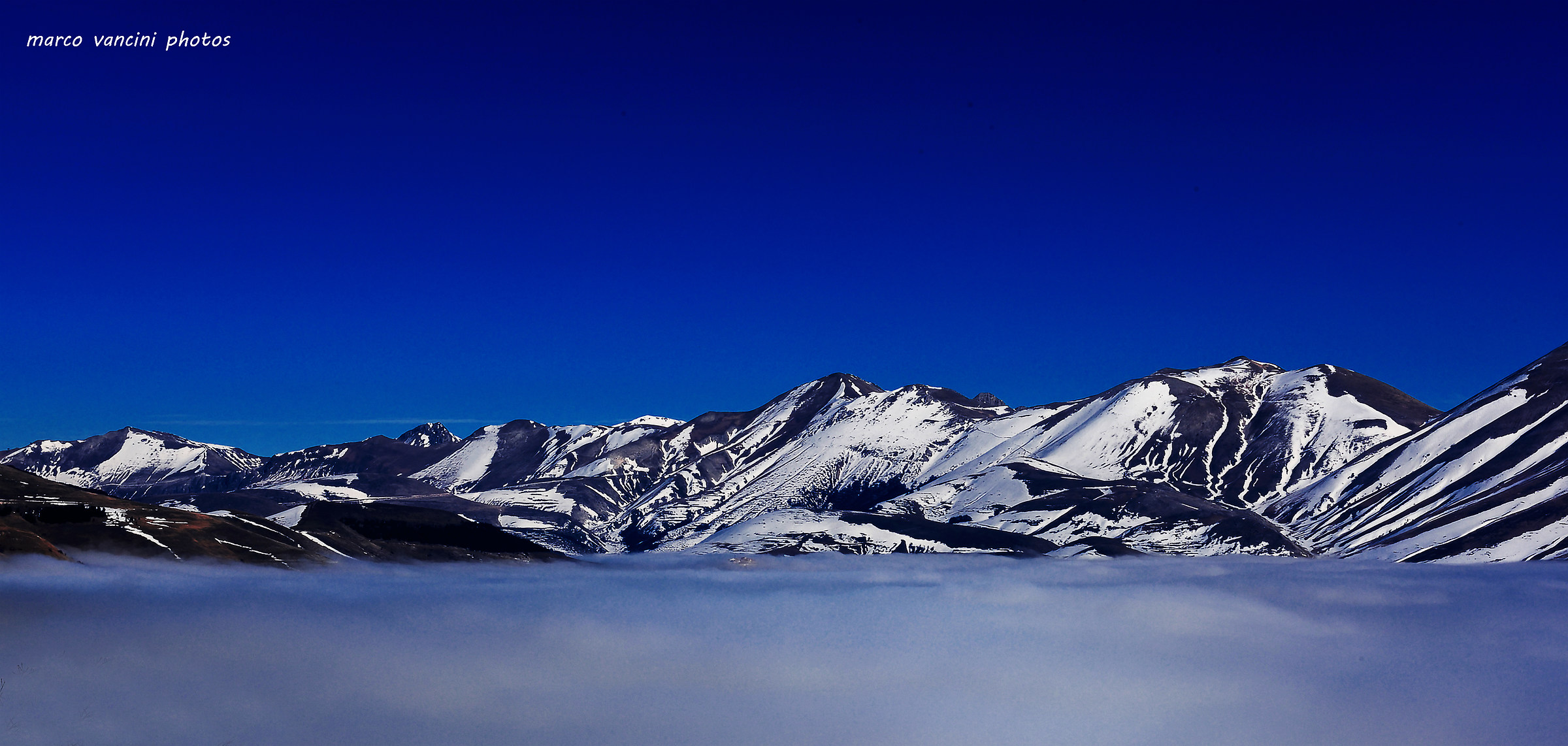 La piana di Castelluccio sparita nella nebbia