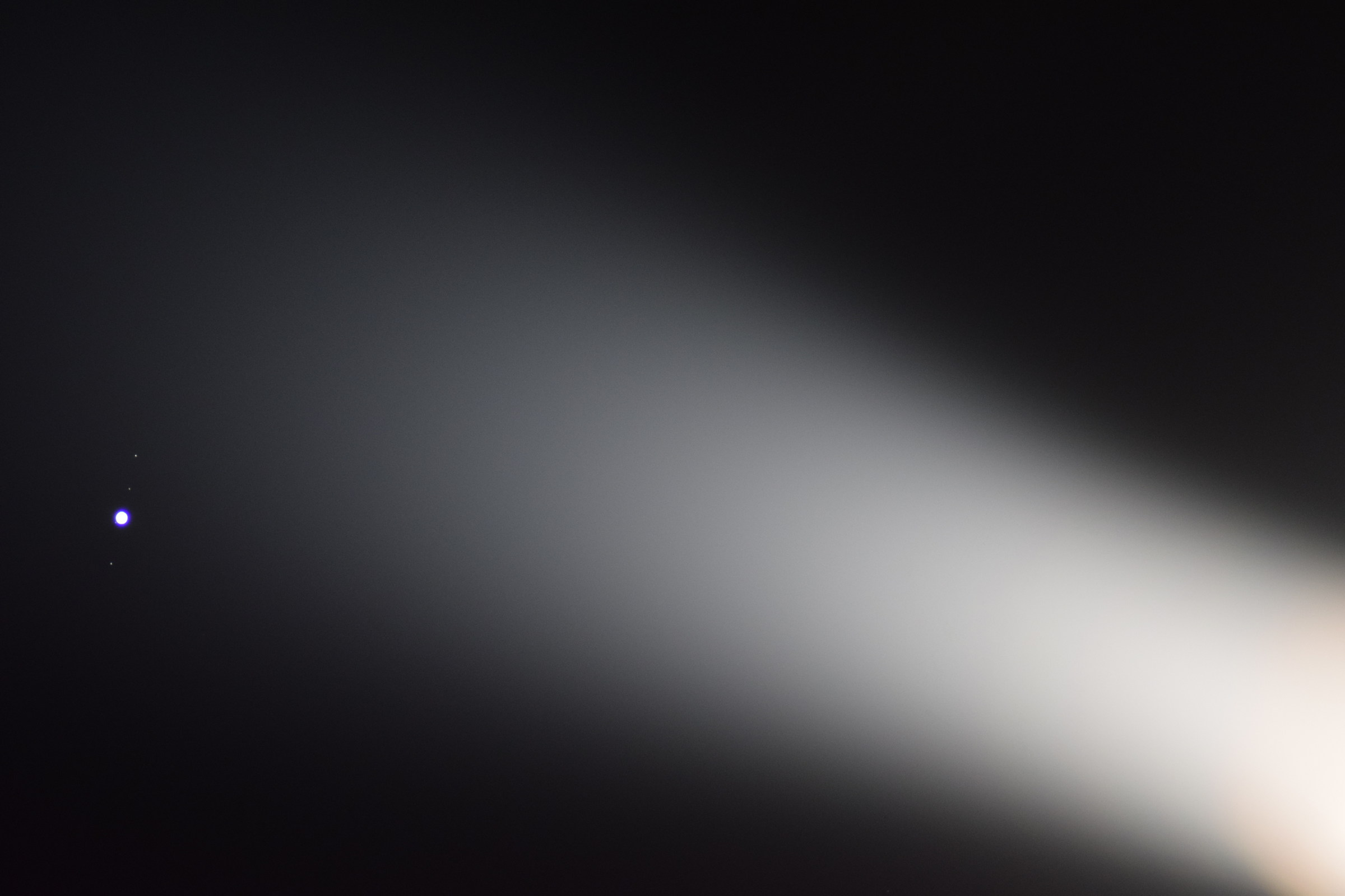 Giove e le sue lune illuminato dal raggio della luna