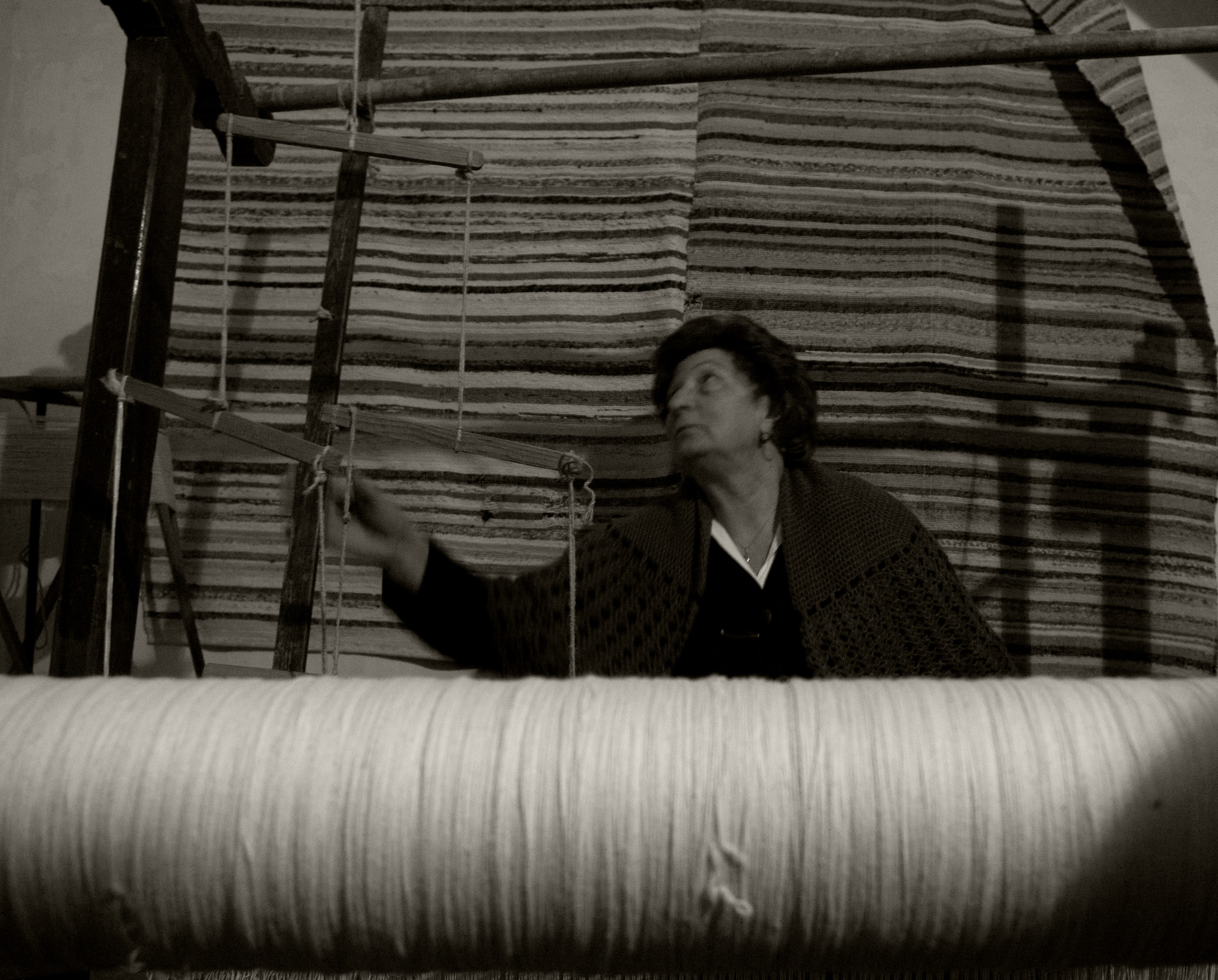 Anziana donna al telaio