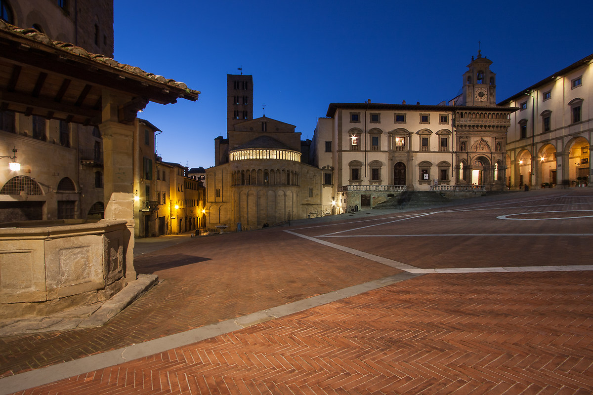 Arezzo ... the square and the well