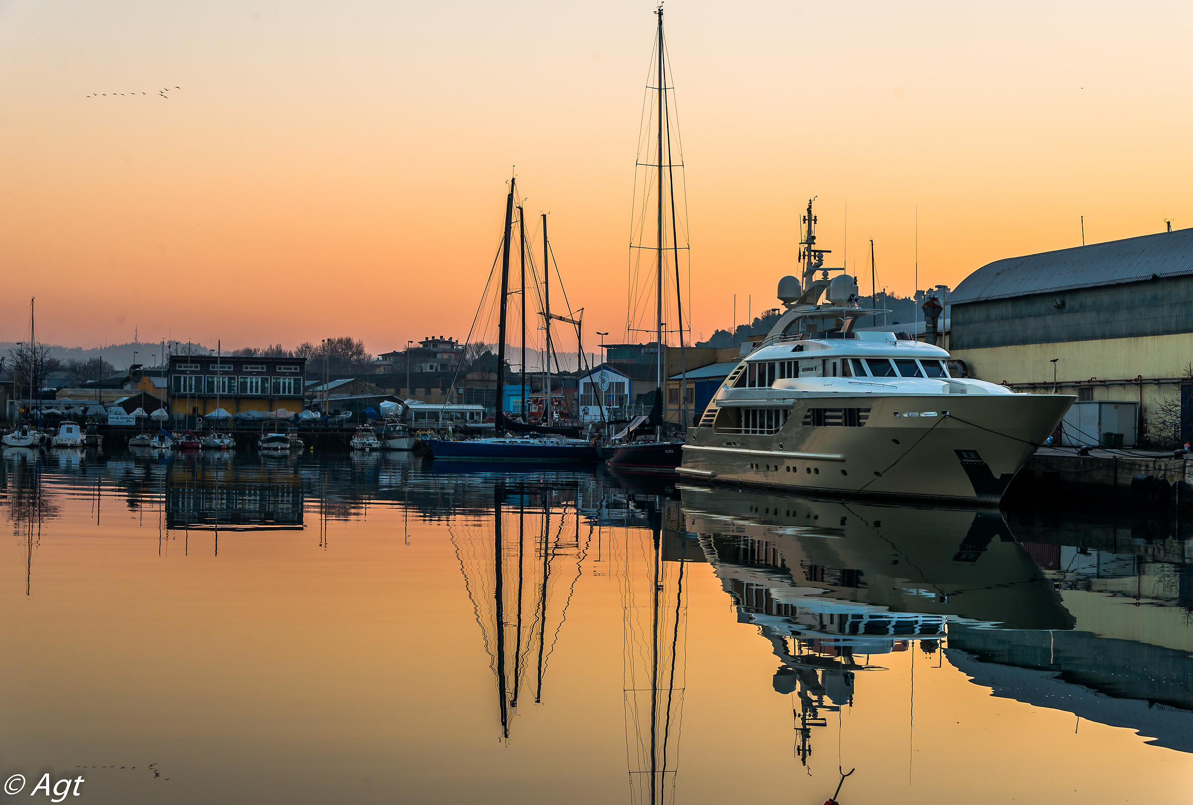 Last light of the day to the port