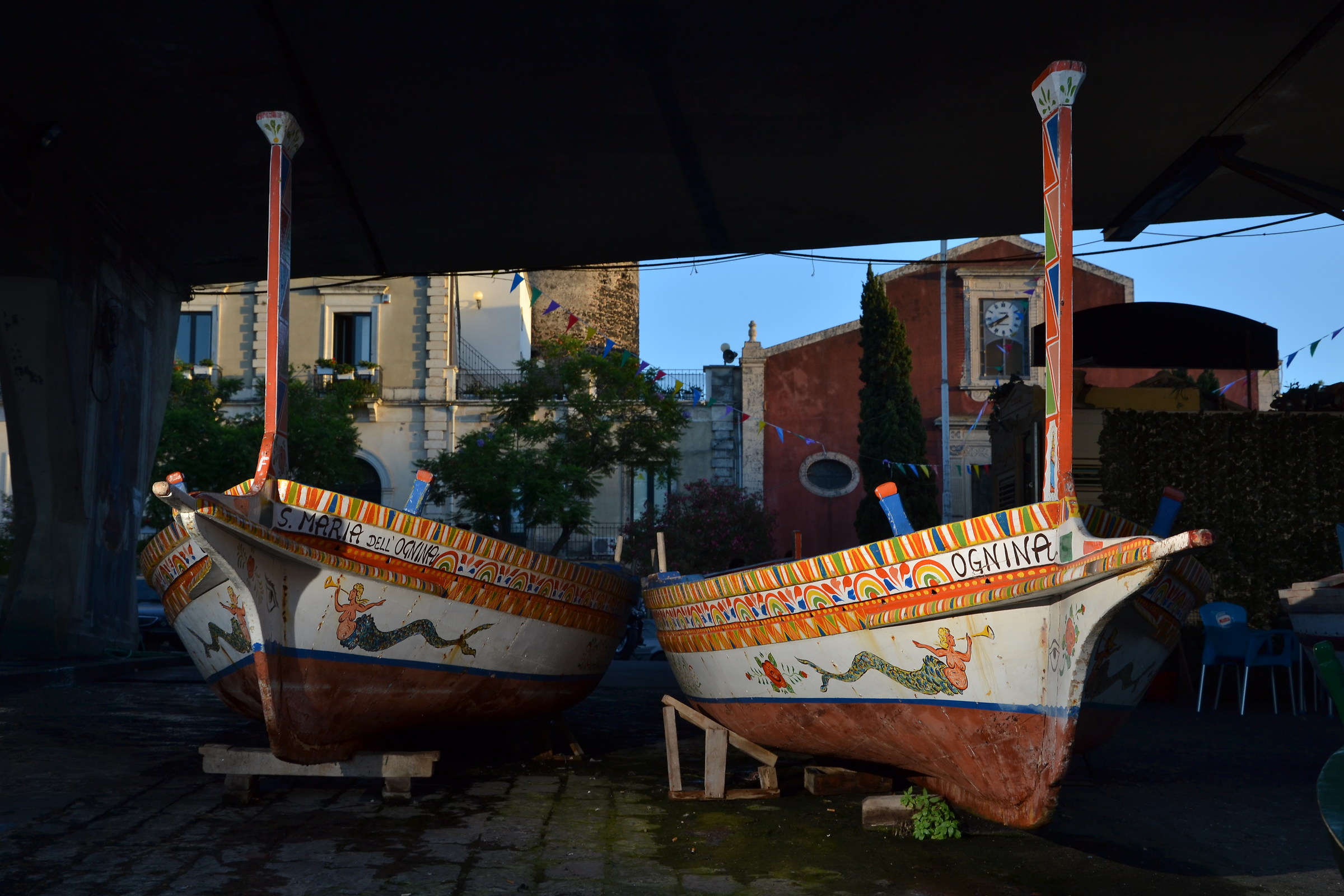 At the port of Ognina