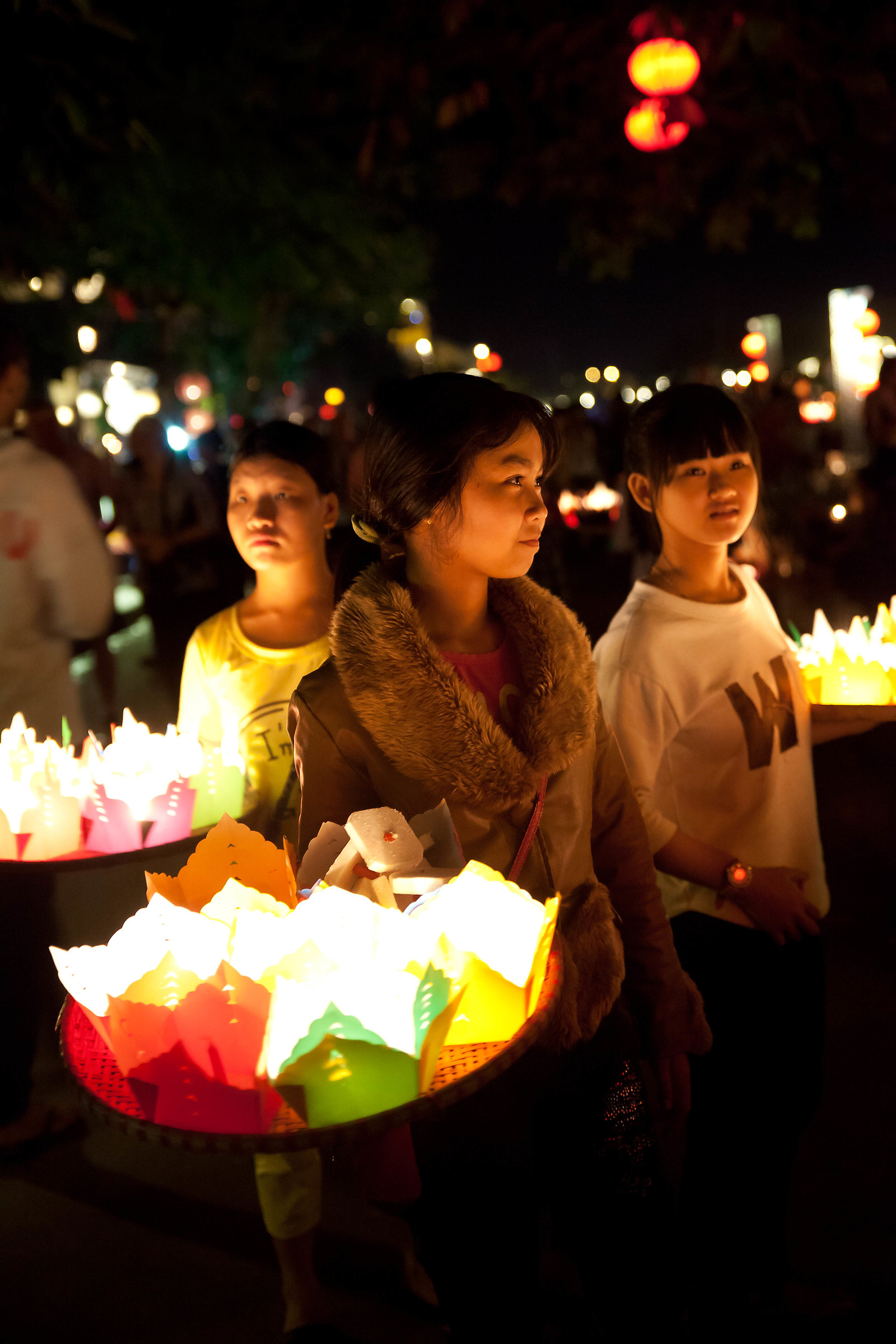 Hoi An, venditrici di candele portafortuna