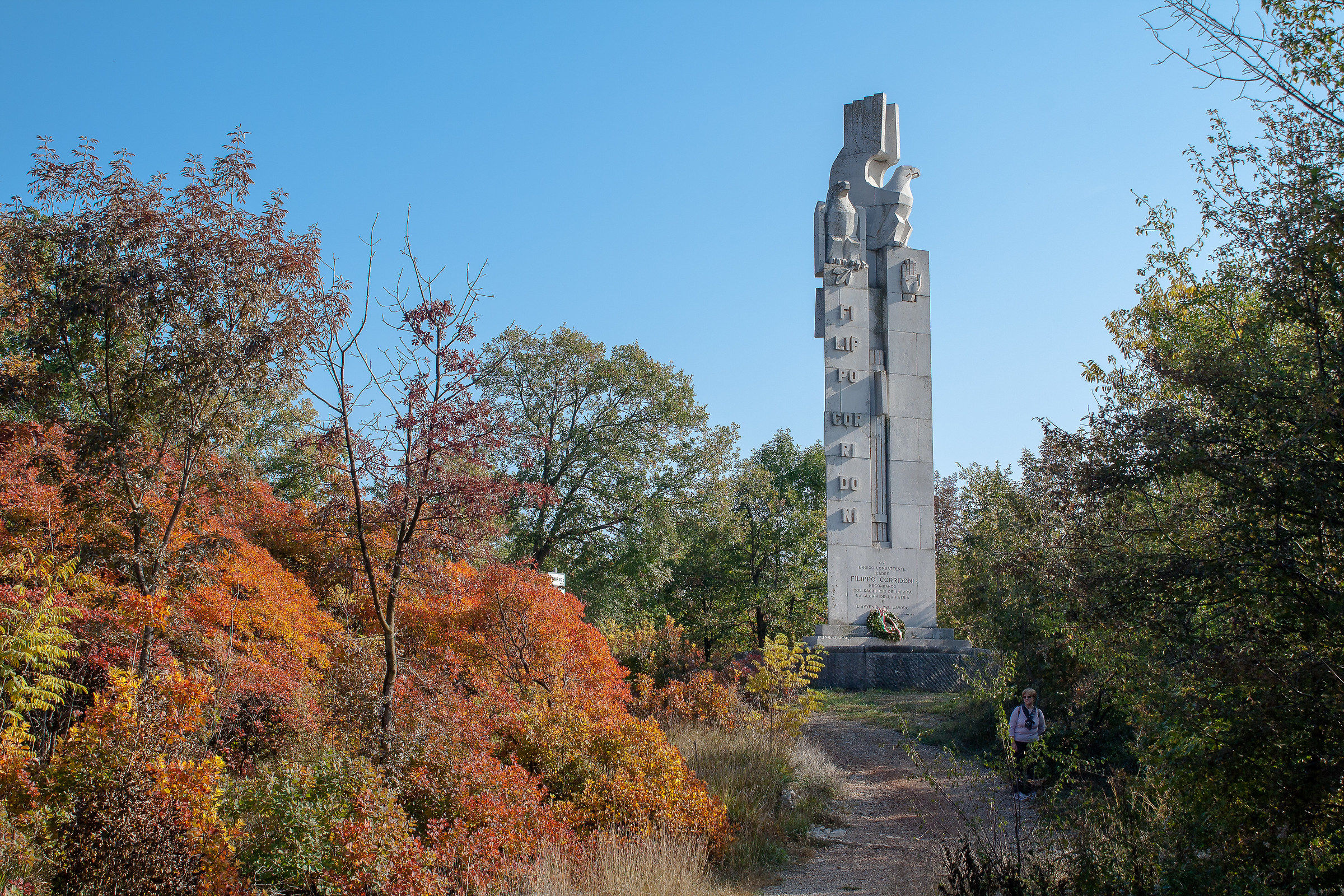 Cippo Corridoni , sul carso , verso Redipuglia