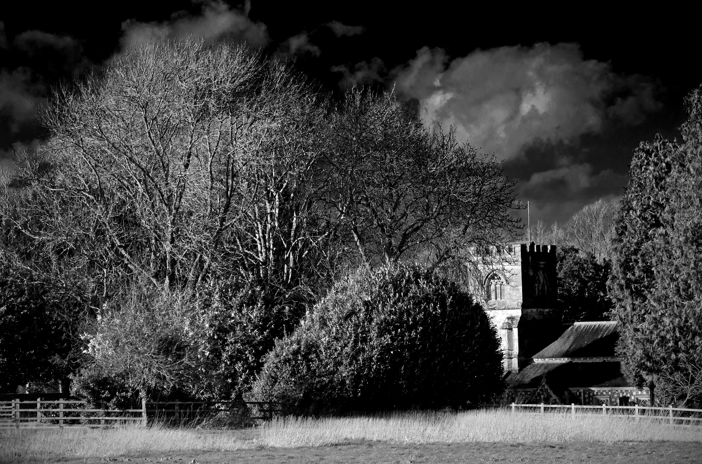 Una Chiesa inglese in una giornata luminosa freddo inverno