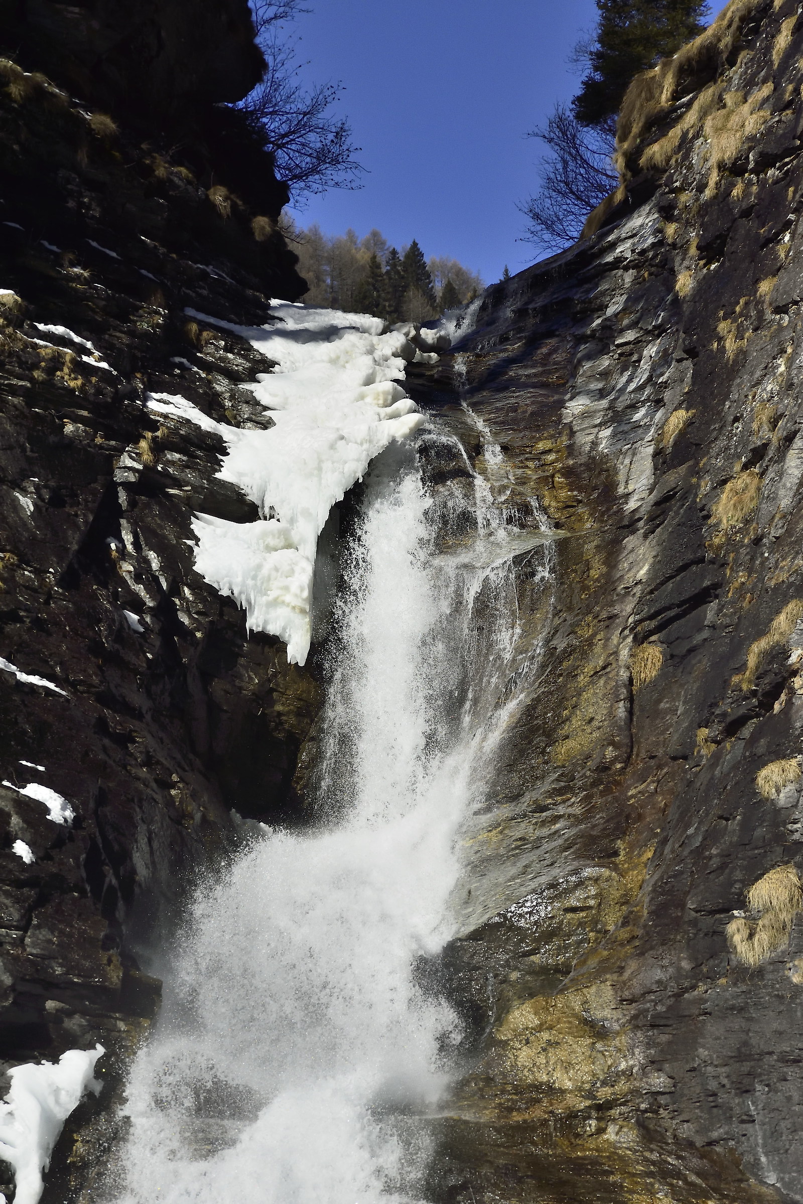 water, vital element that becomes scarce