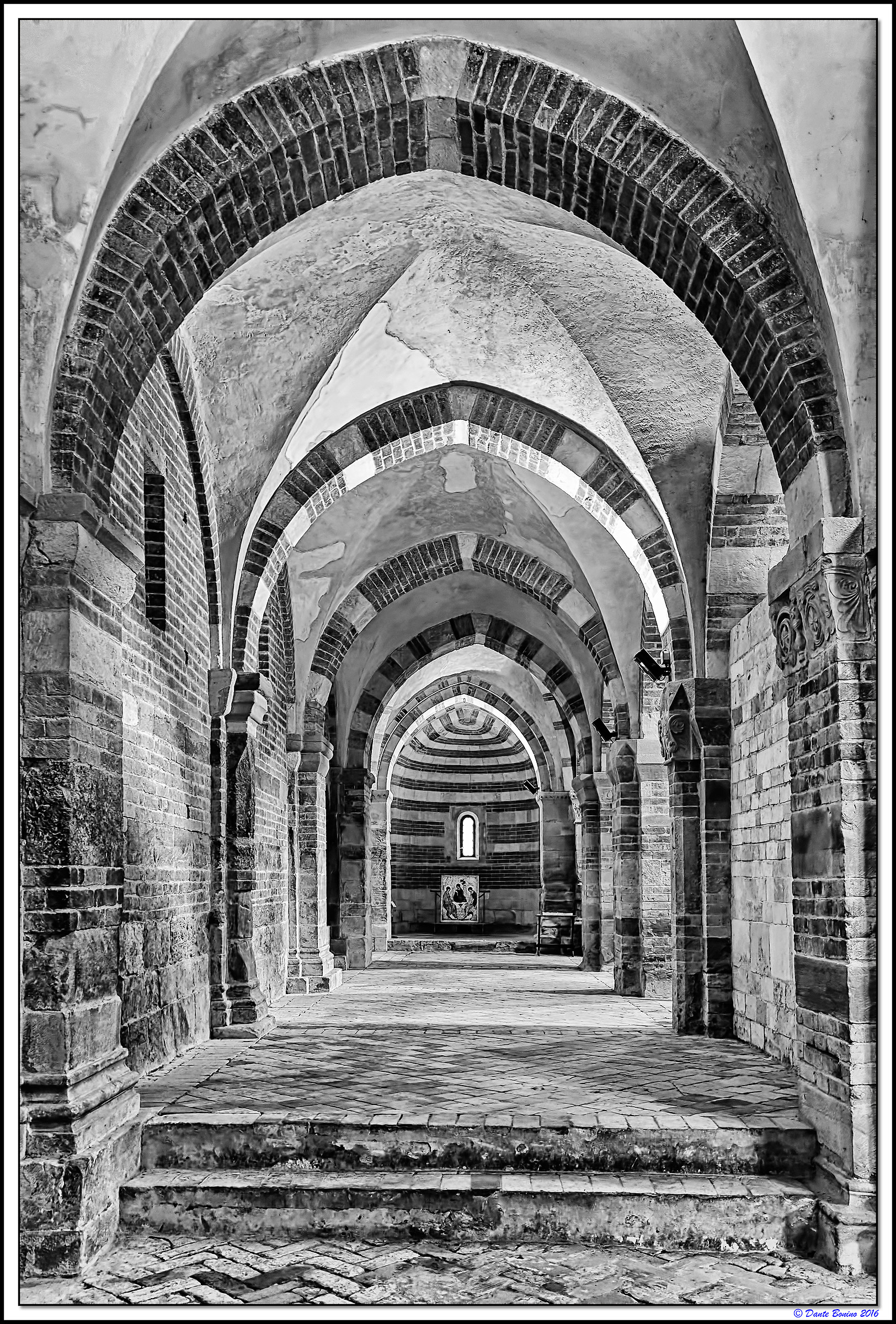 Abbey Vezzolano: Left aisle