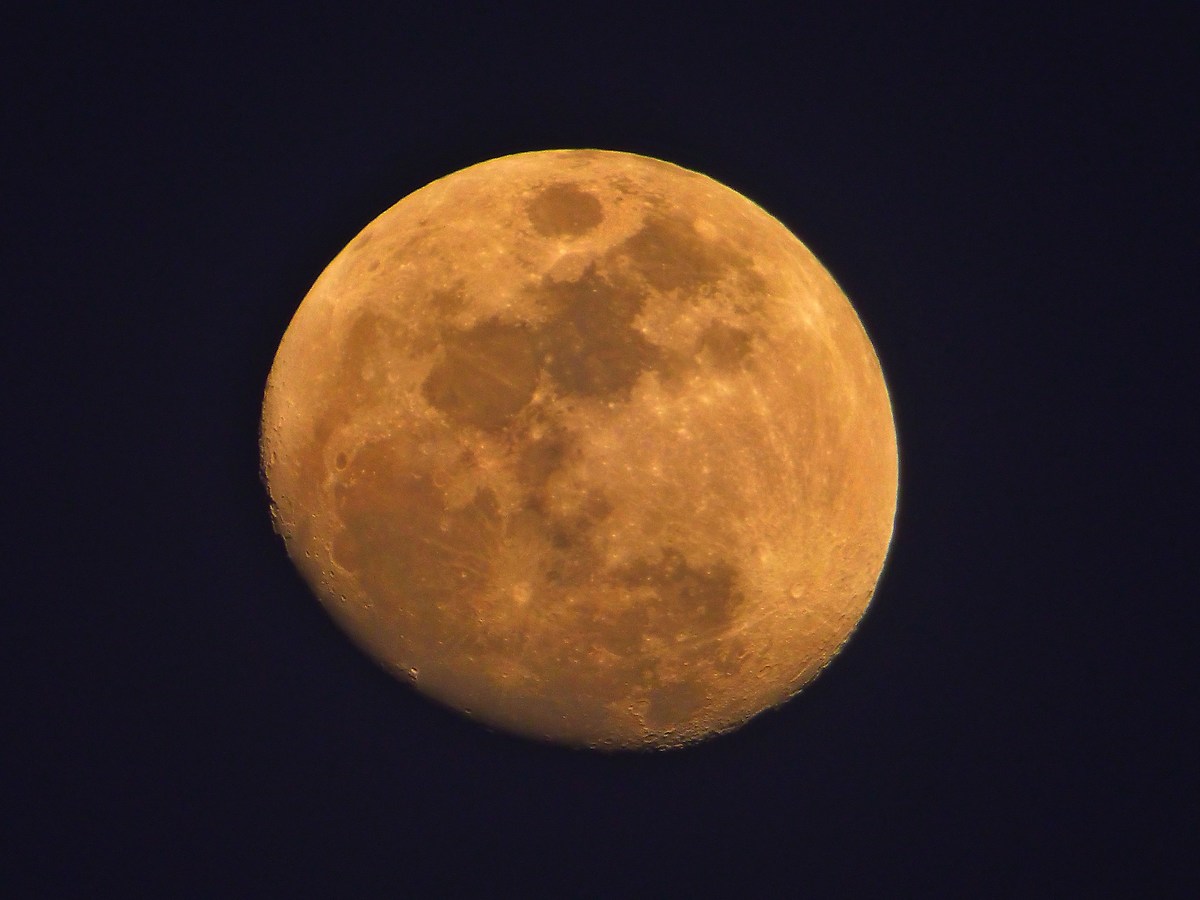 ... the moon nearly full - without tripod !!
