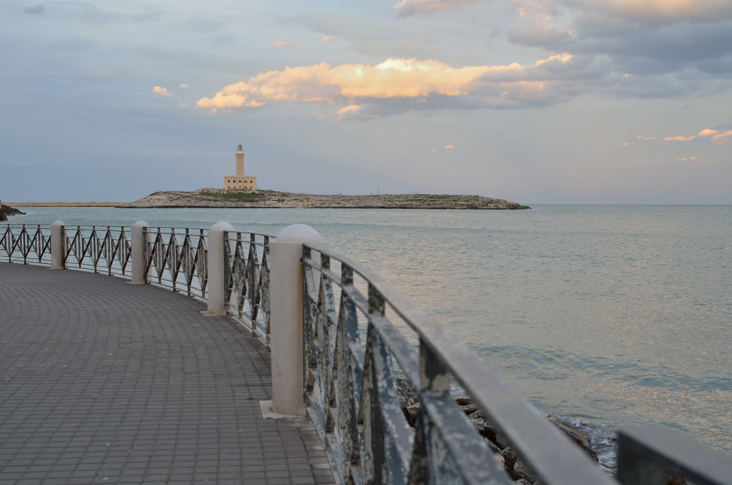 Il faro di Vieste al tramonto - veduta dall'anfiteatro