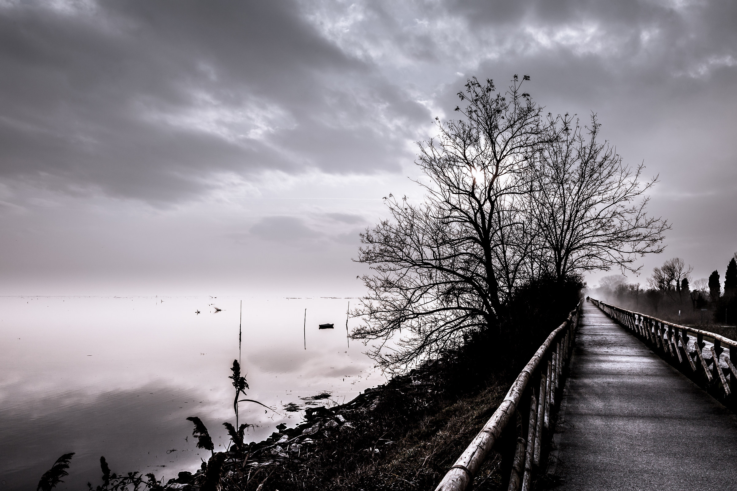 Fossalon: walk on the embankment