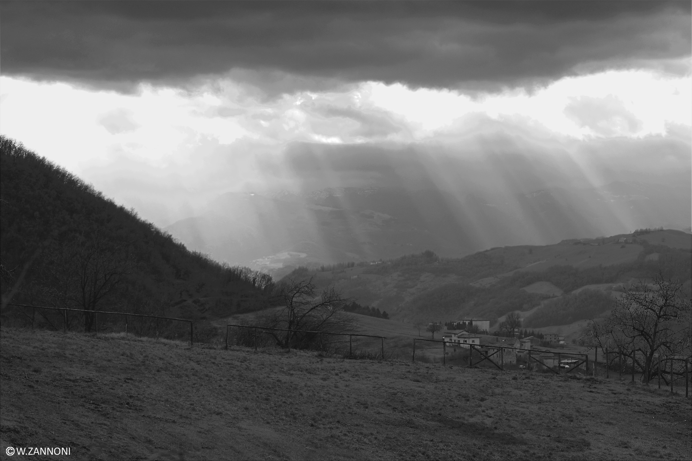 Raggi di luce oltre la collina