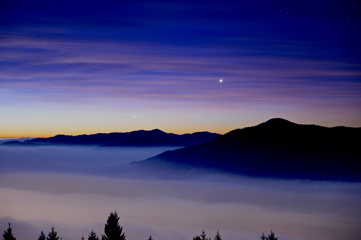 The goddess of beauty meets the messenger of the gods