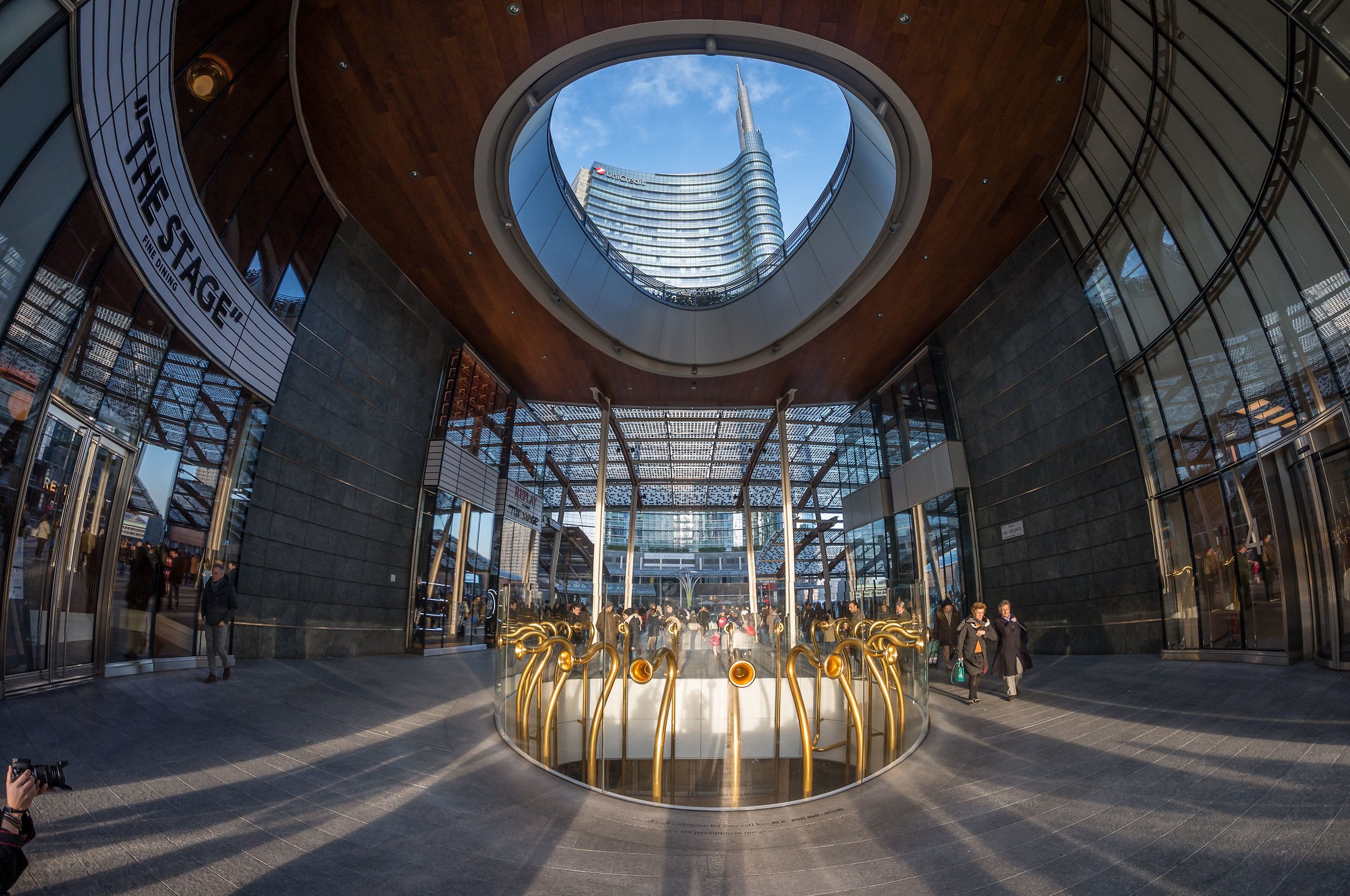 Switching between Piazza Gae Aulenti and Via Vincenzo Hair