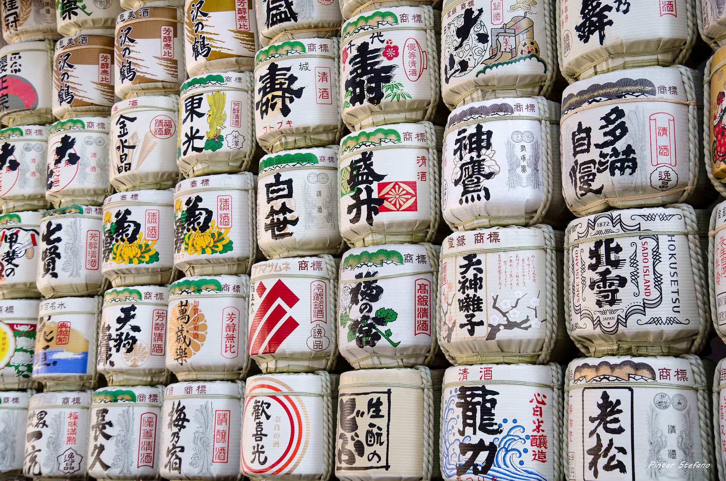 Barili di sake prodotto all interno di un templio