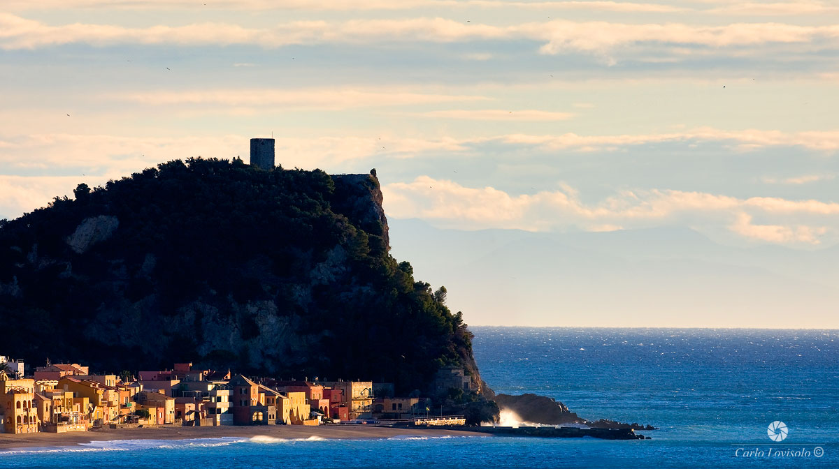 Varigotti e Punta Crena nella luce dell'alba invernale