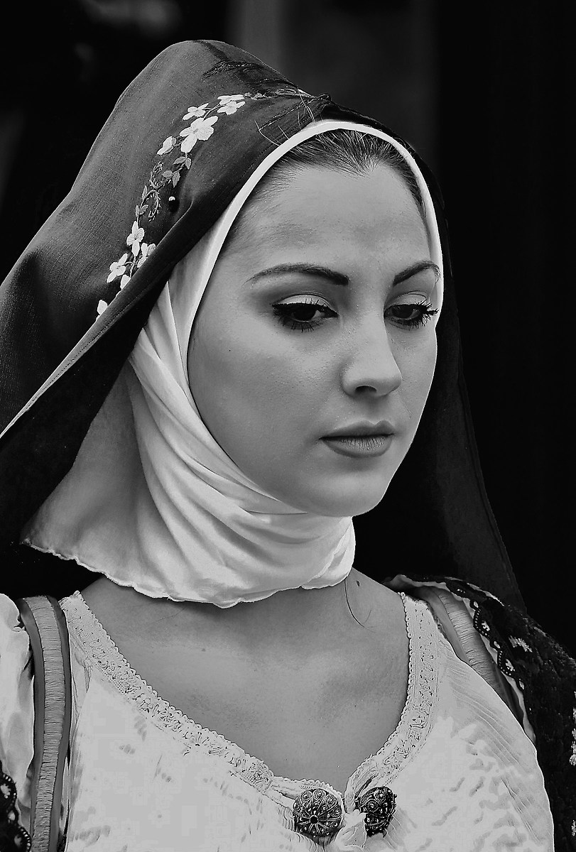 Ritratto di ragazza in costume