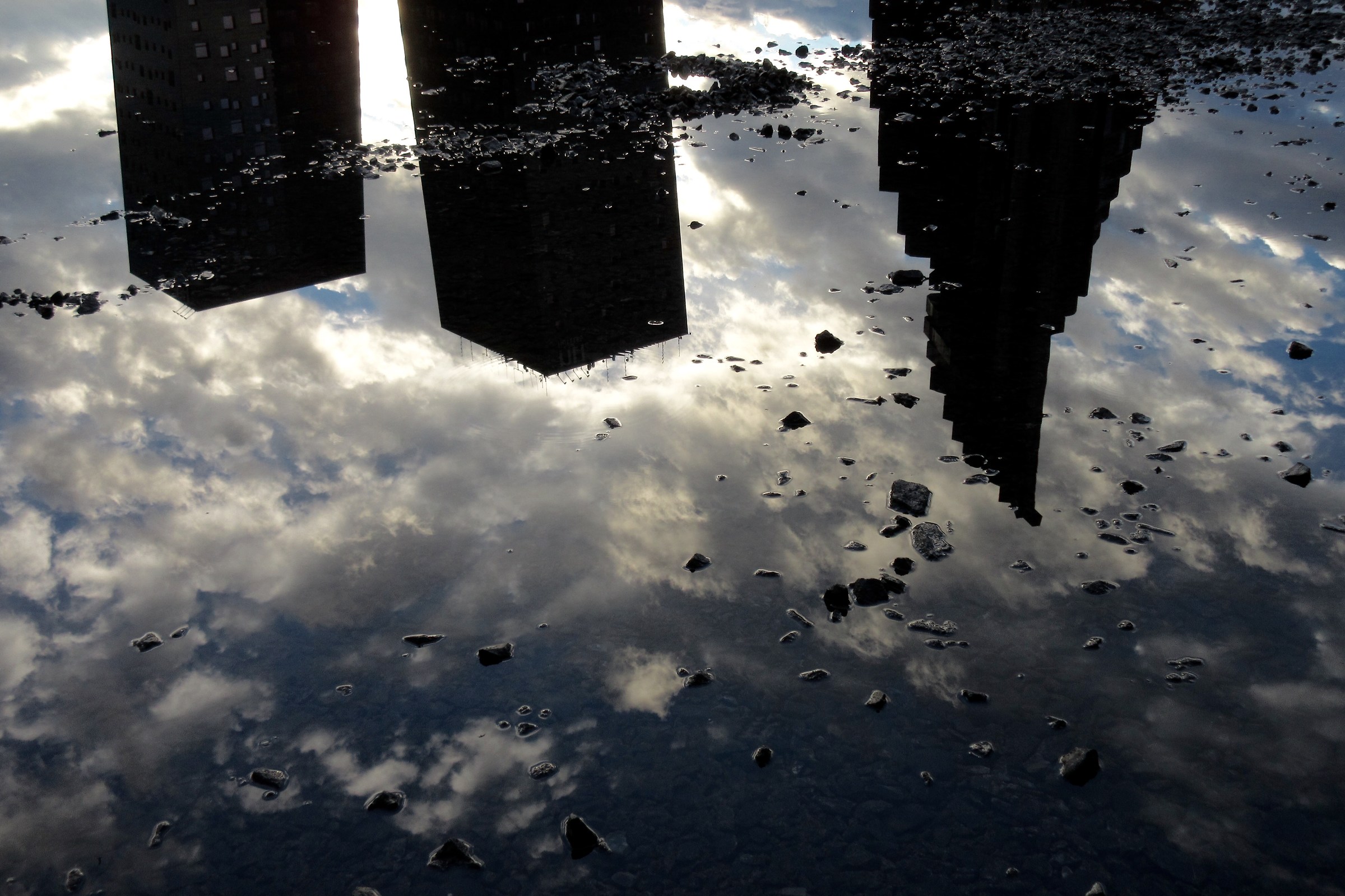 Cielo e grattacieli nell'acqua