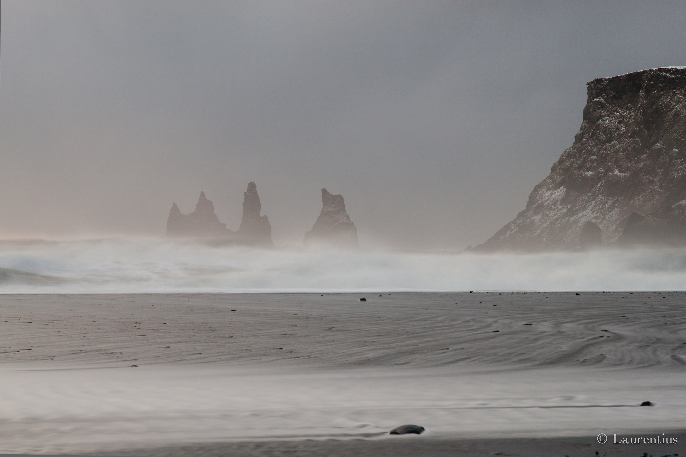 Vík, black sand under the waves