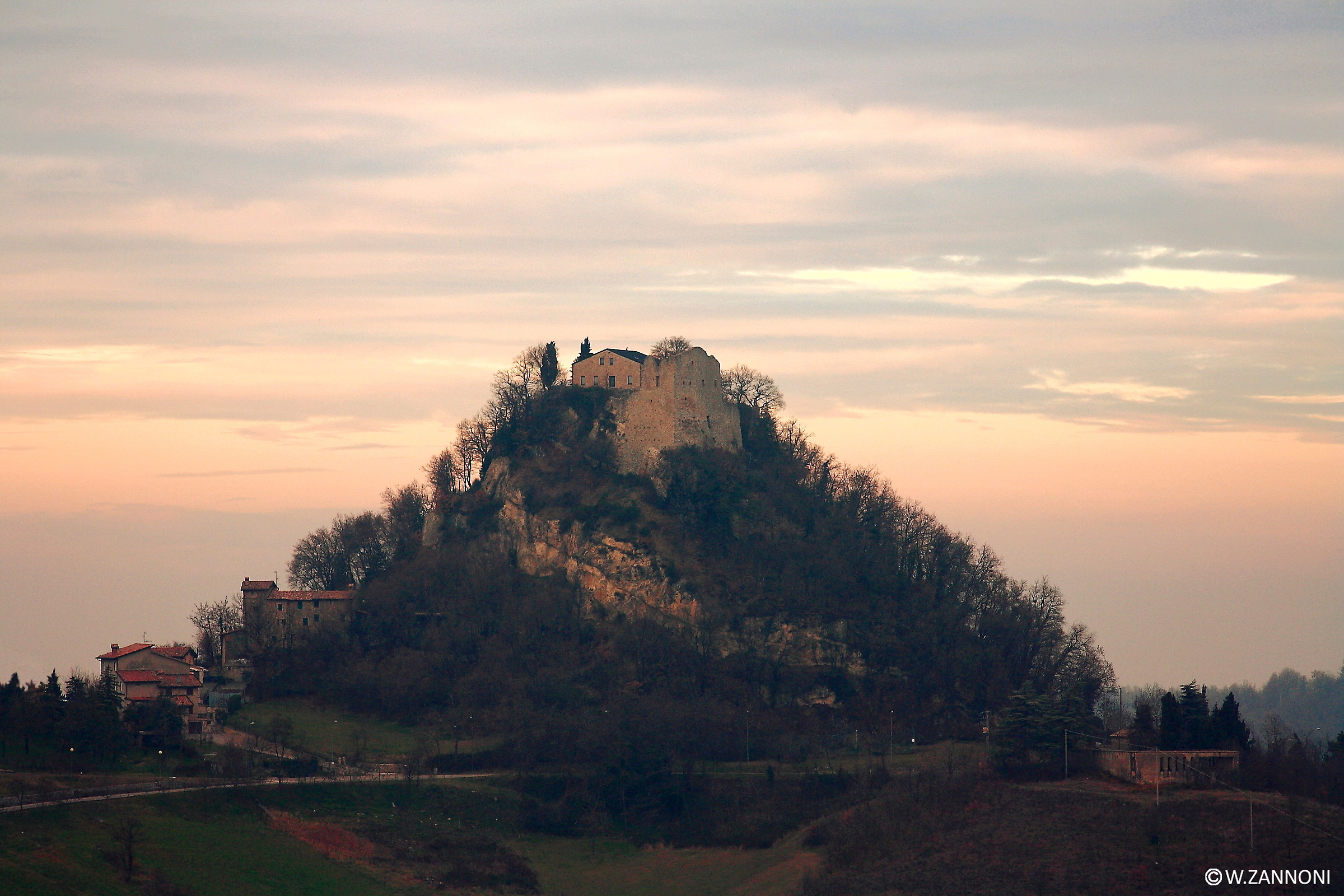 Canossa all'imbrunire