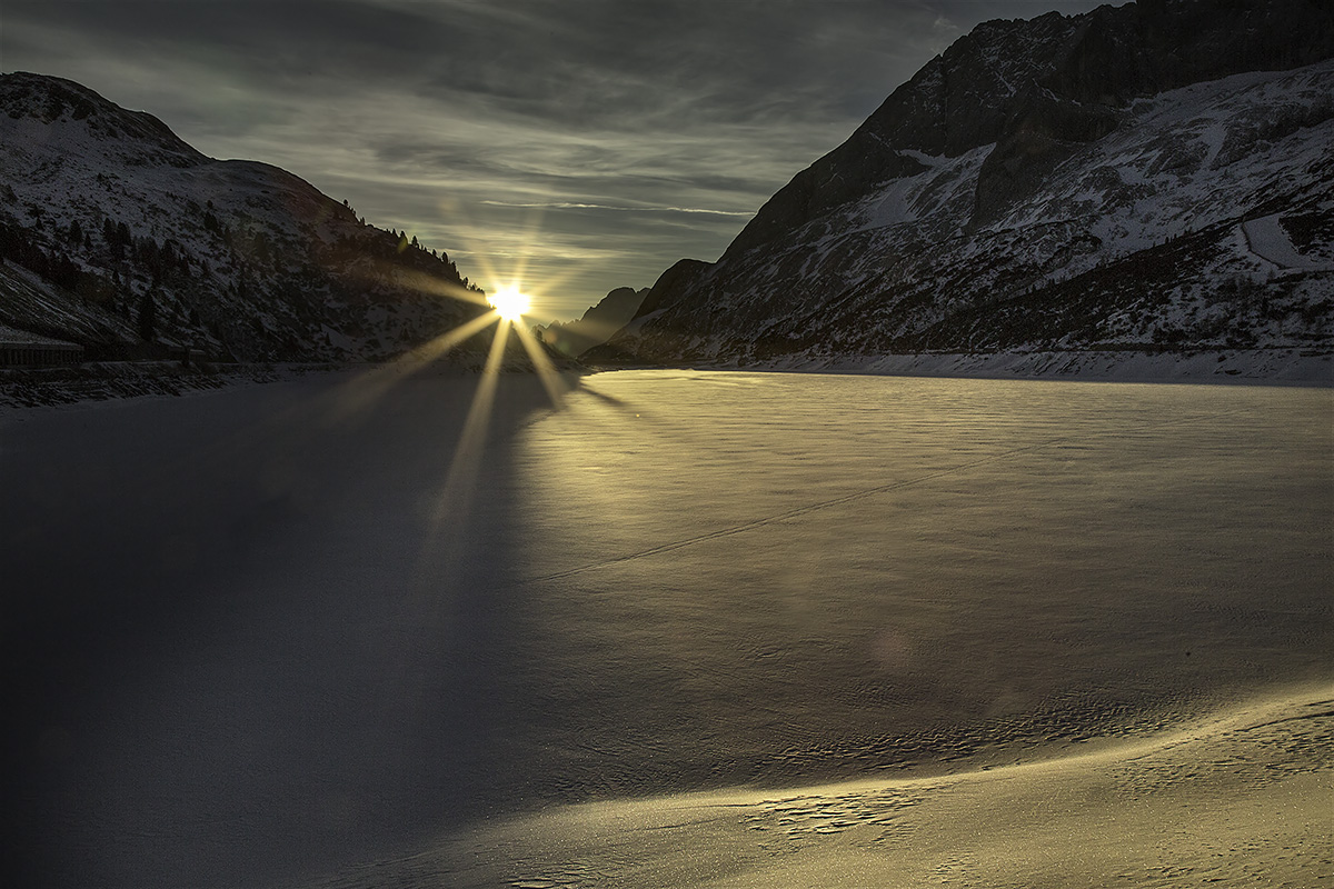 alba luminosa dal lago di Fedaia