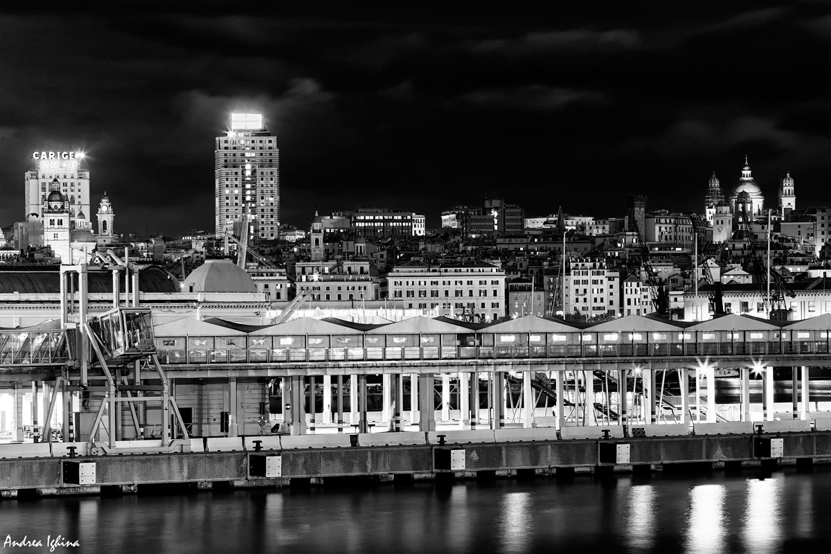 Skyline notturno di Genova