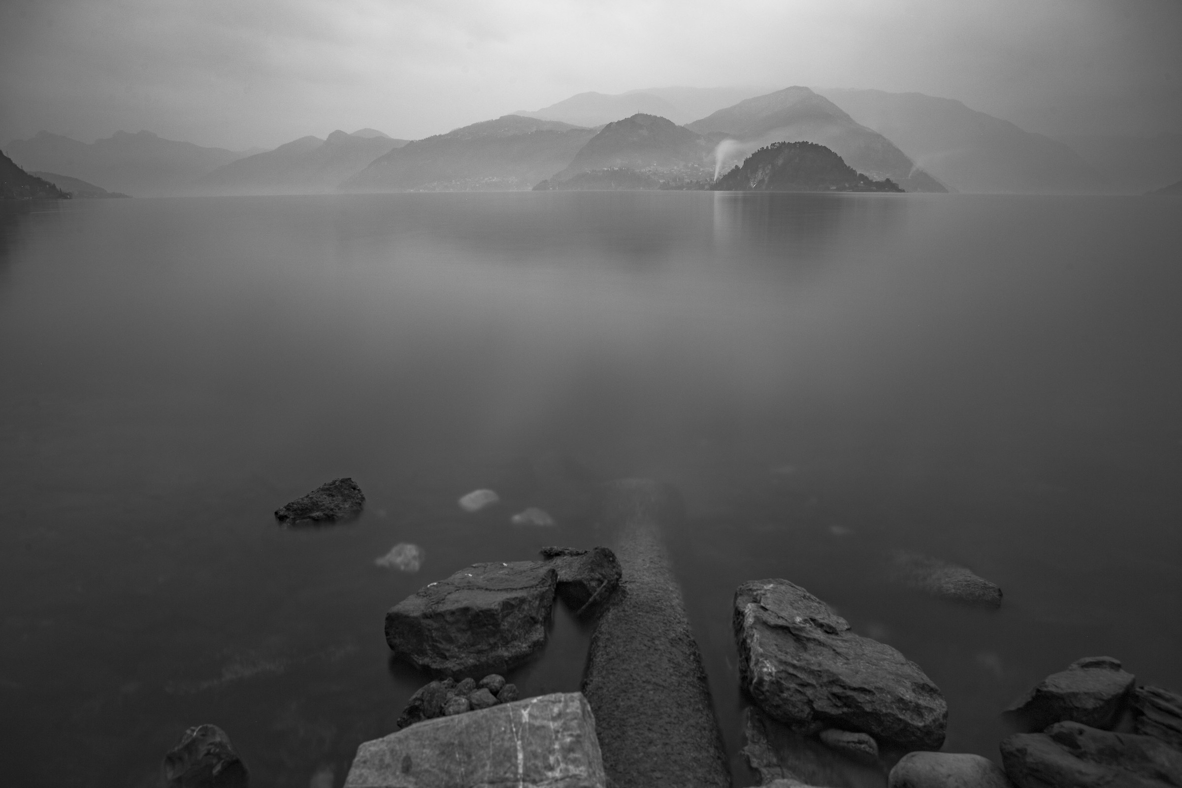 sfumature in lontanaza lago di lecco varenna