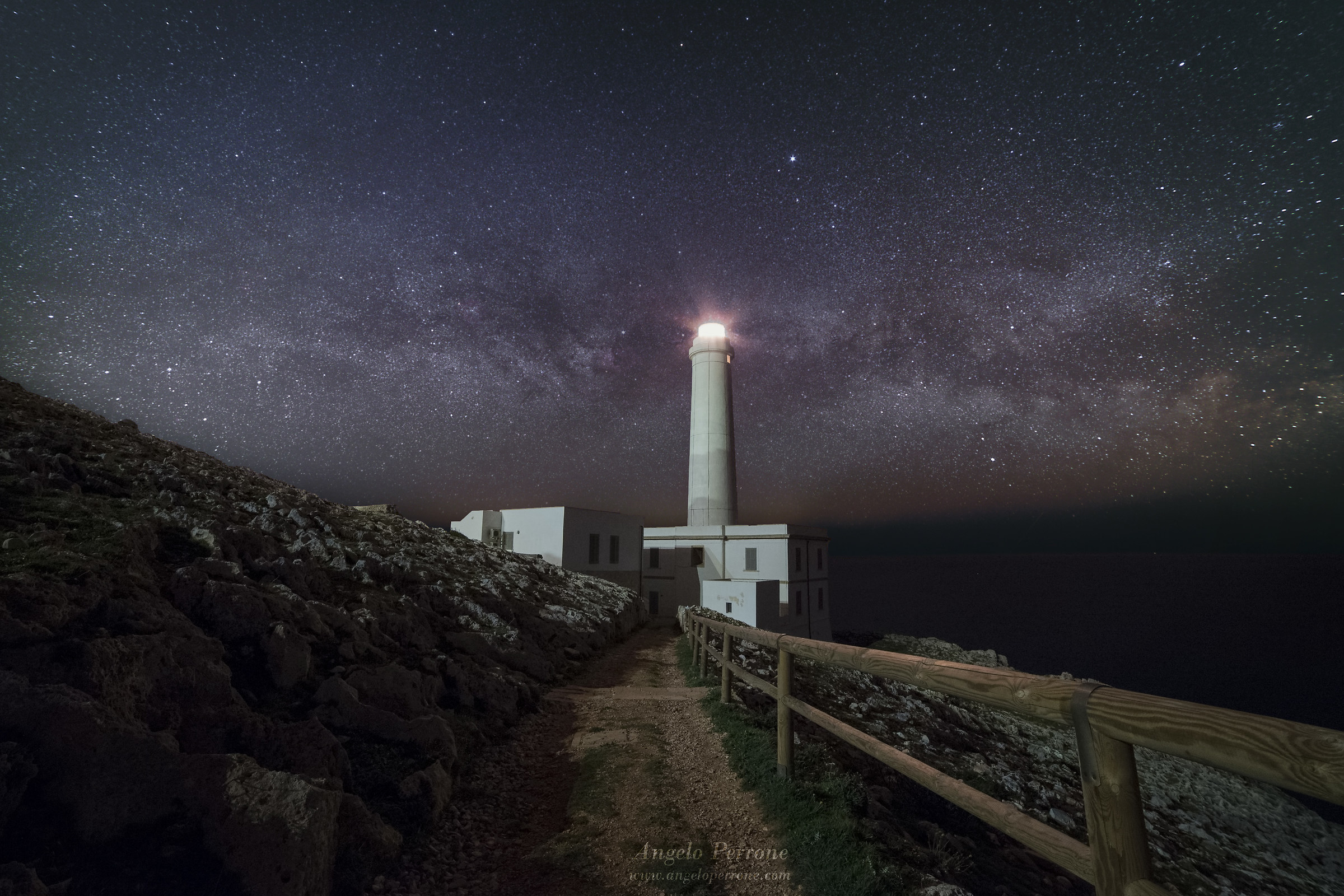 Una maestosa Via Lattea al faro