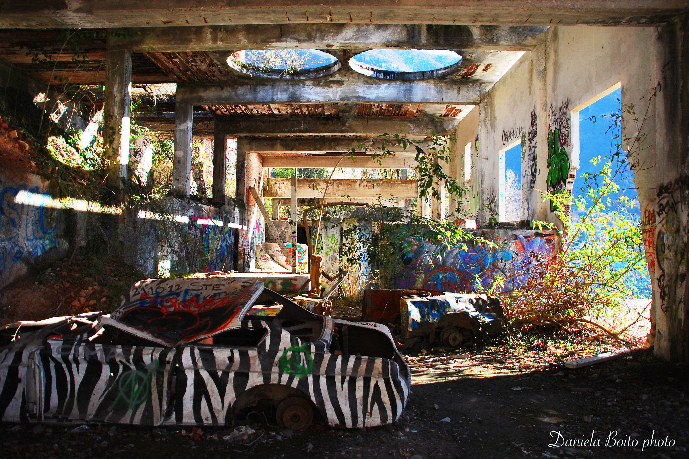 American Set of Decay in Italy