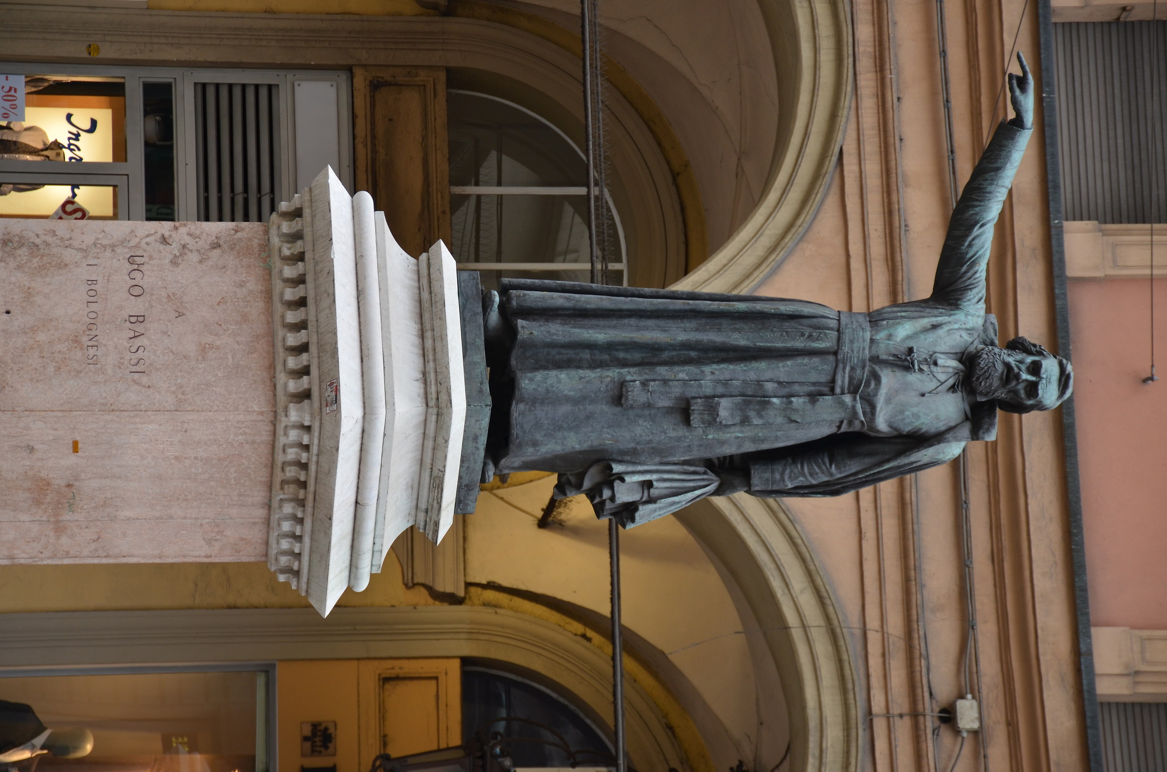Statua  di Ugo Bassi a Bologna