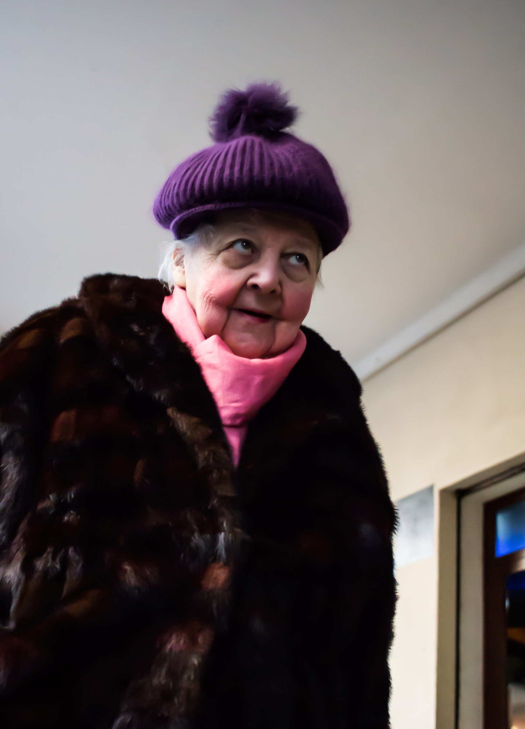 La signora con il pon pon.