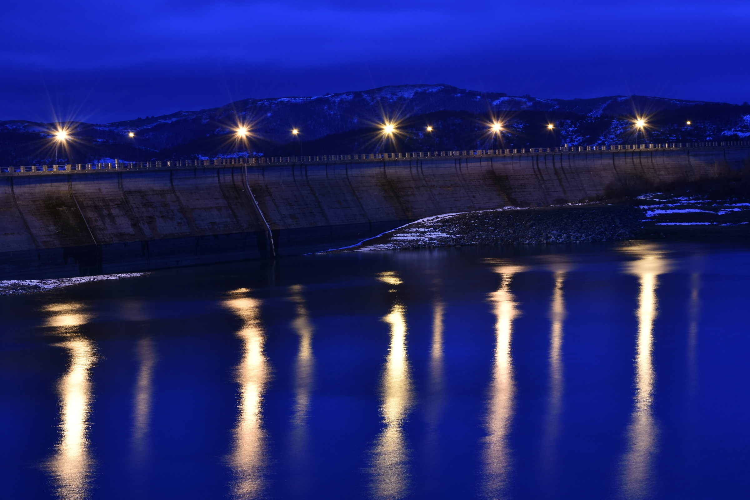 Lago di Campotosto nell'ora blu