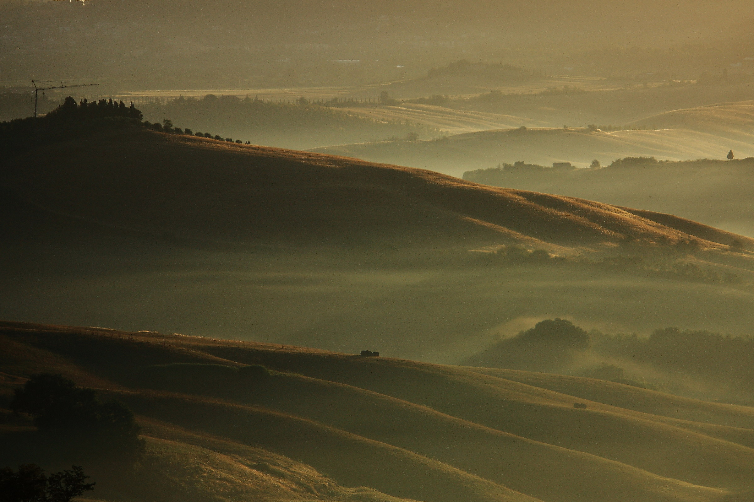 Alba sulle colline toscane