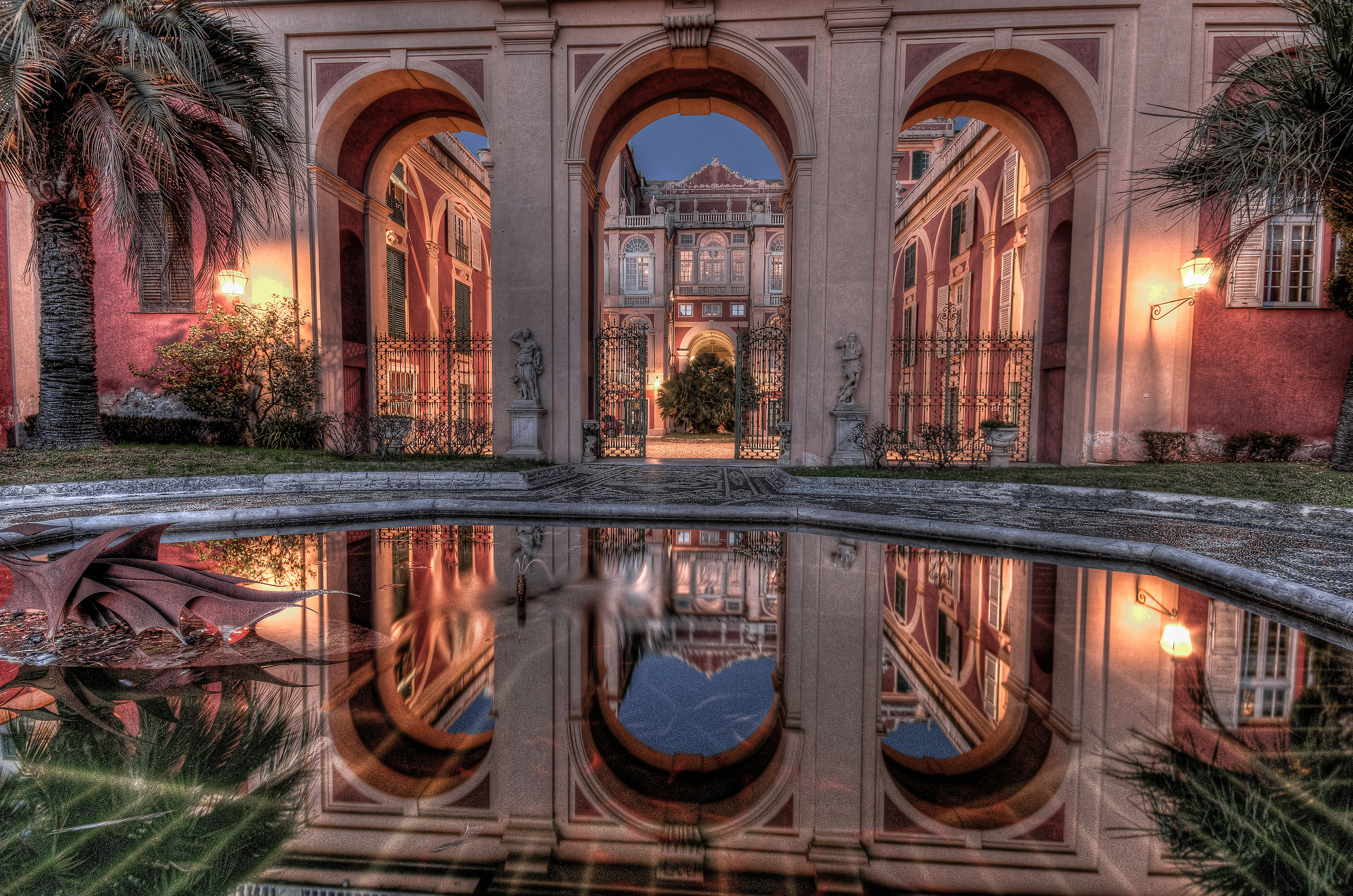 Royal Palace reflected (Genova) at dusk ...