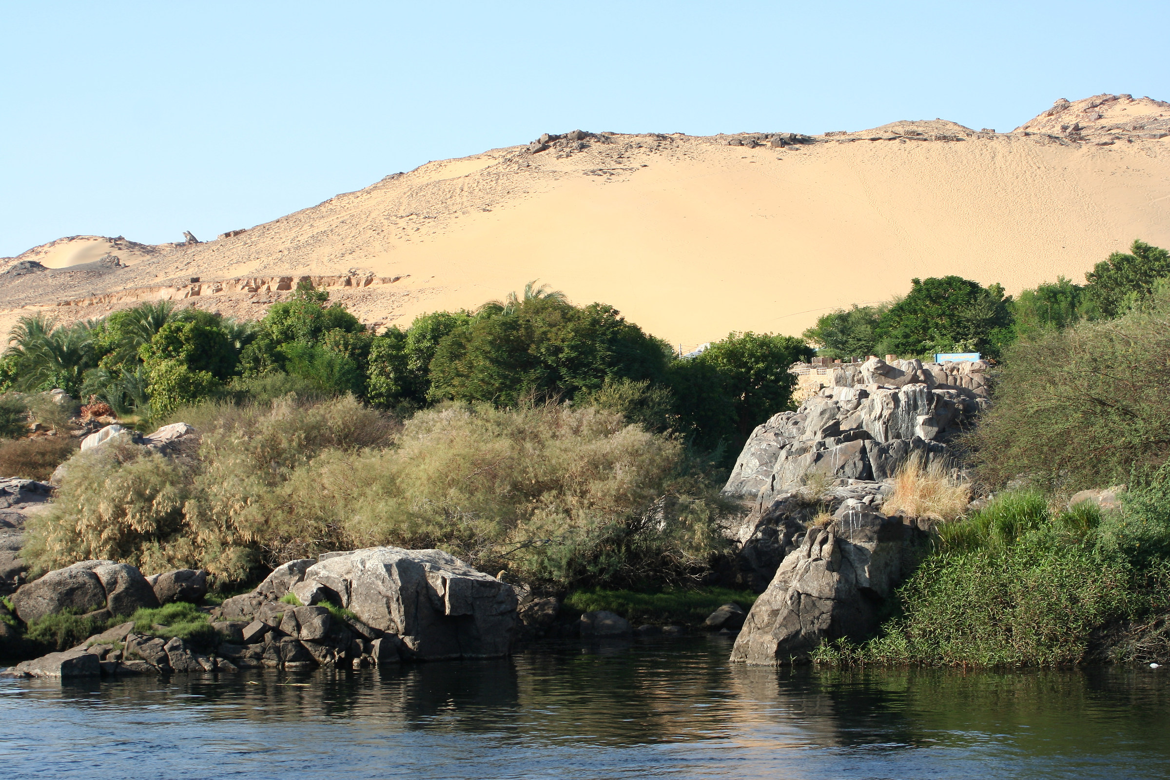 Sabbia, rocce e acqua