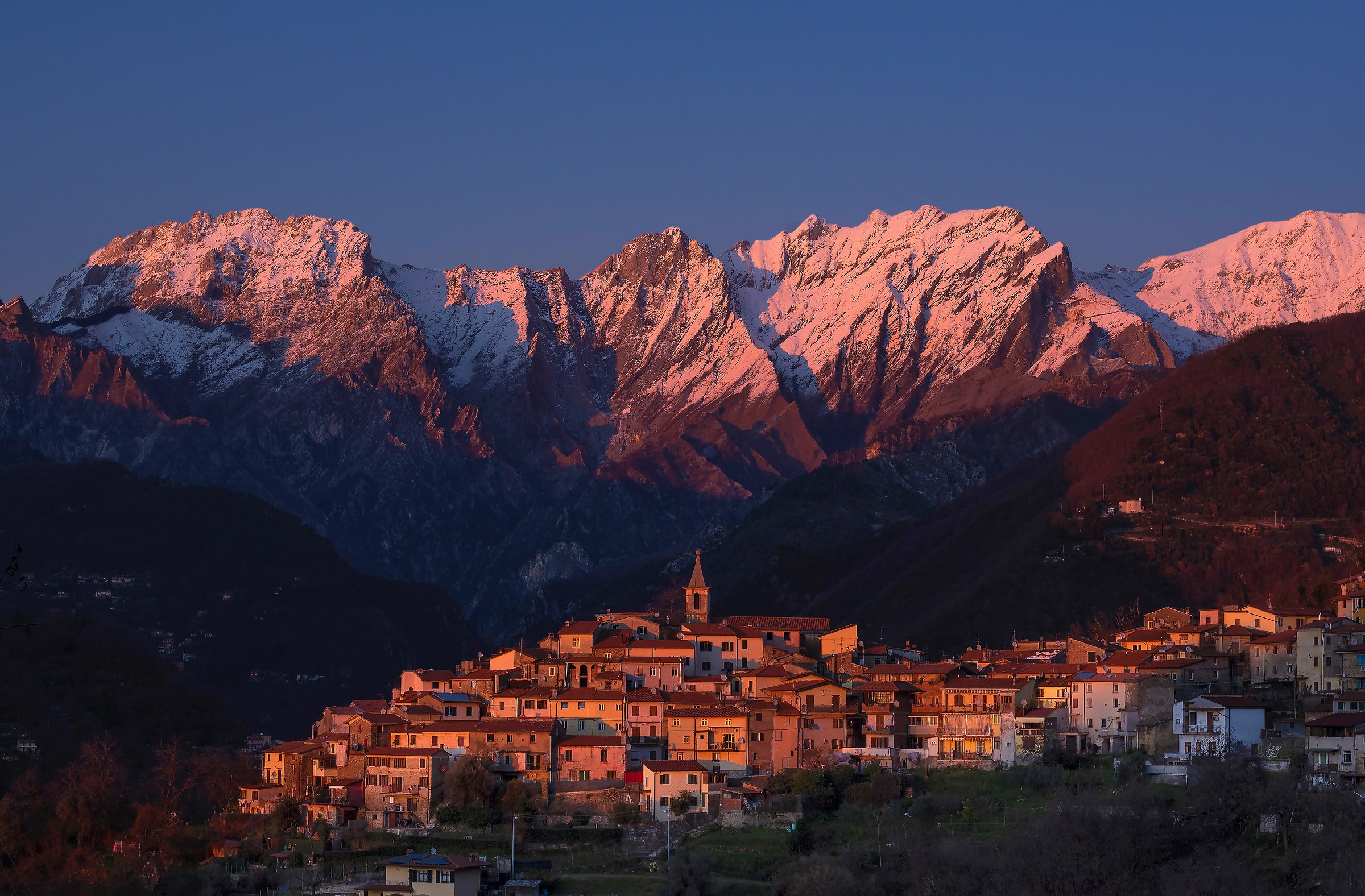 Alpi Apuane.  paese di Pariana